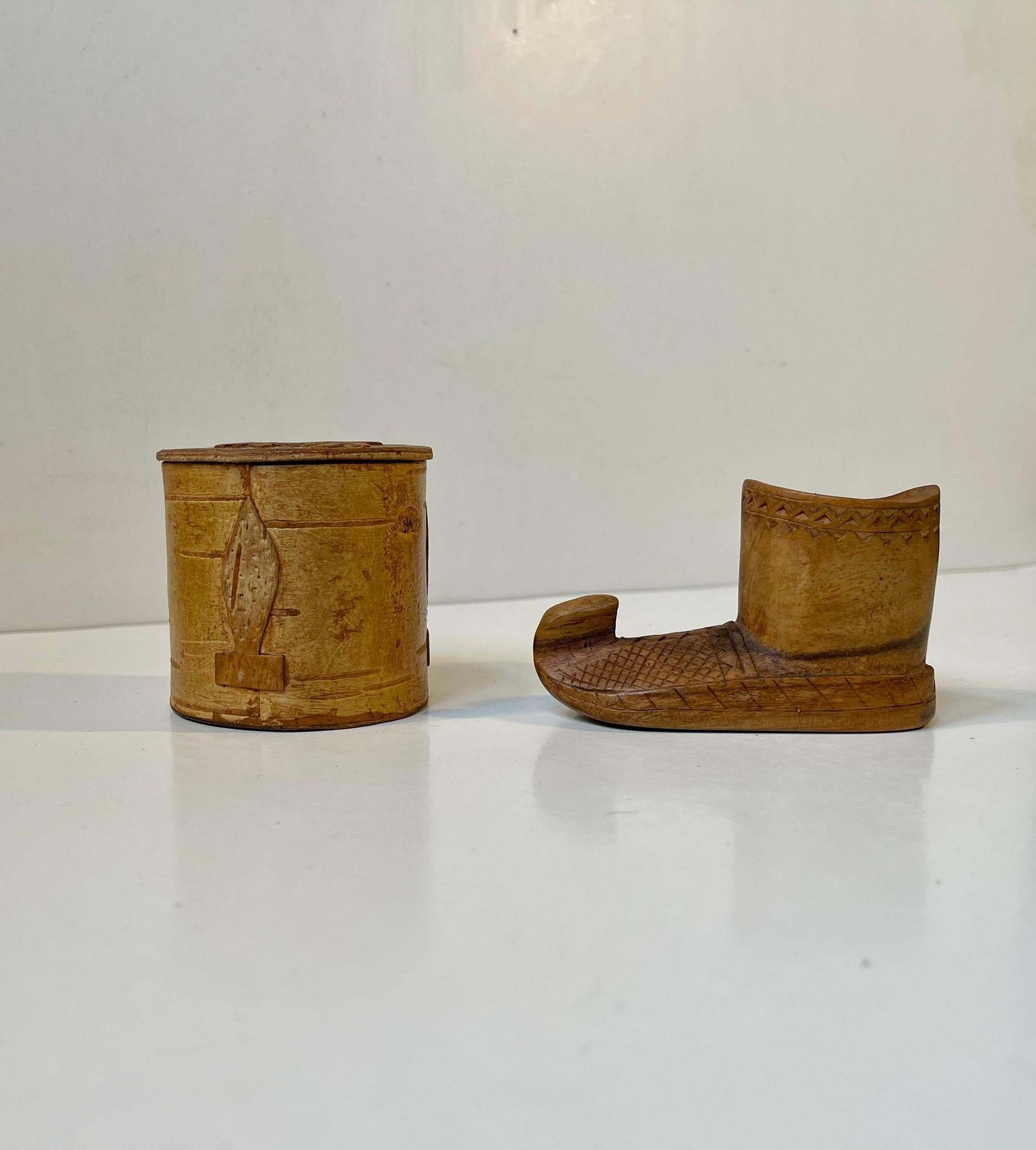Oud Sámi volkskunst berkenbast bewaarbus & houten laars photo furniture