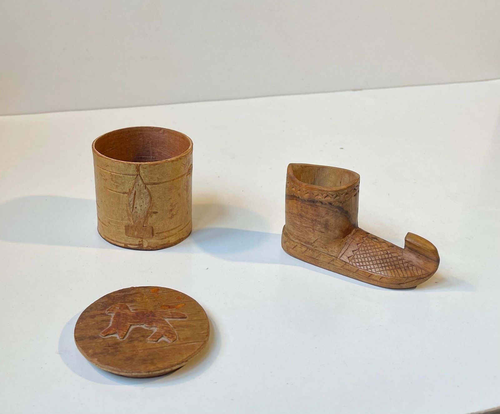 Boîte en écorce de bouleau et botte en bois sculptée, art populaire sámi d'époque photo for sale