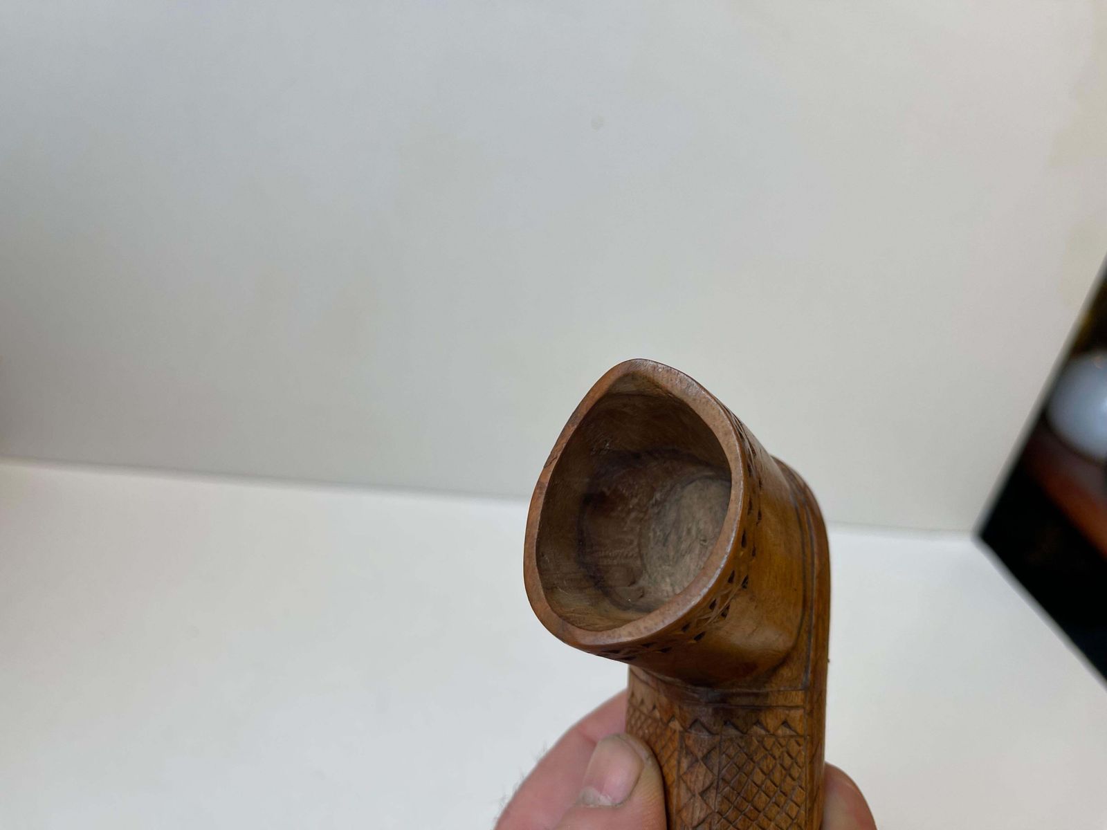 photo vinterior Oud Sámi volkskunst berkenbast bewaarbus & houten laars