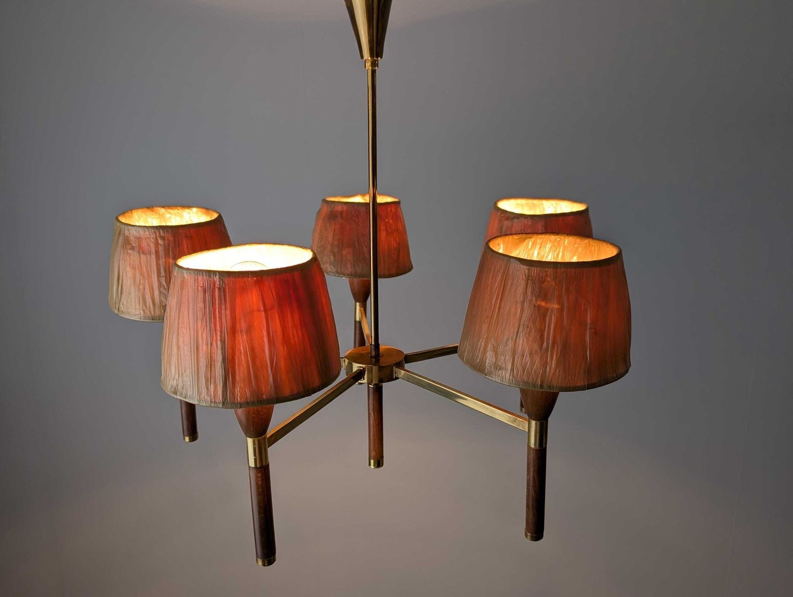 Lampe danoise à cinq bras en bois et laiton, années 1950 photo vintage