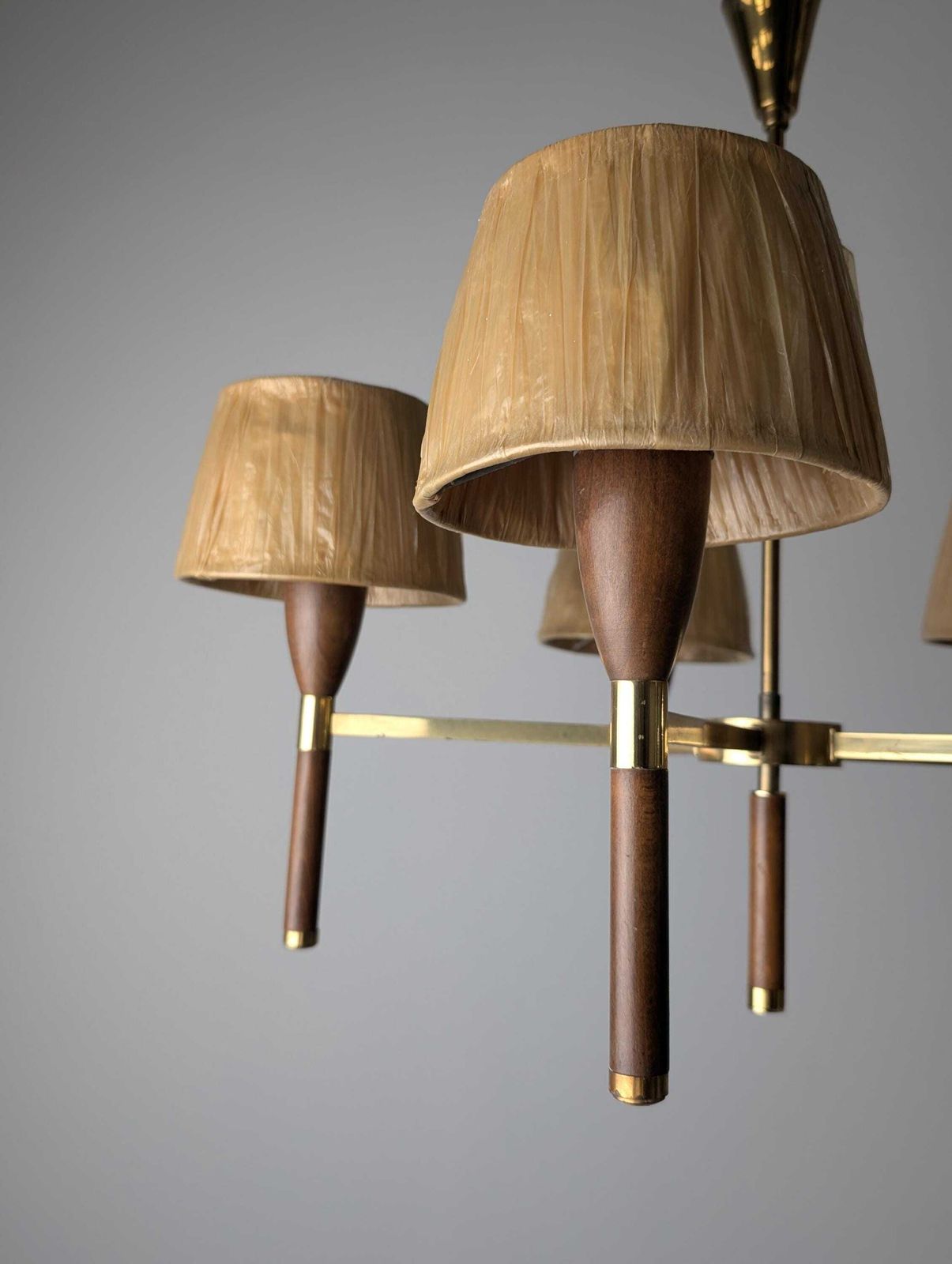 photo for sale Lampe danoise à cinq bras en bois et laiton, années 1950