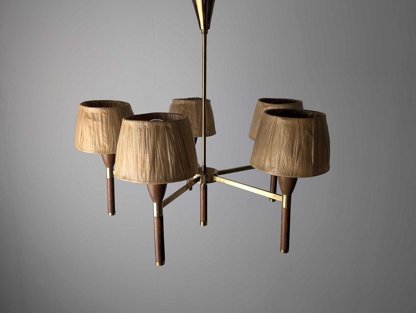 Luminaires Lampe danoise à cinq bras en bois et laiton, années 1950 photo