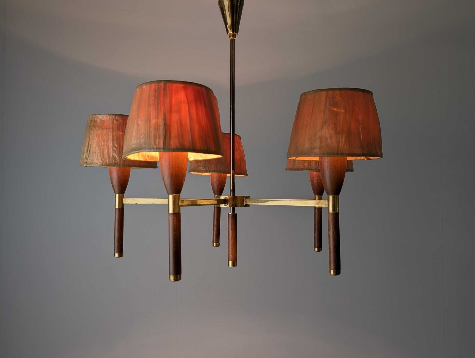 photo vintage Lampe danoise à cinq bras en bois et laiton, années 1950