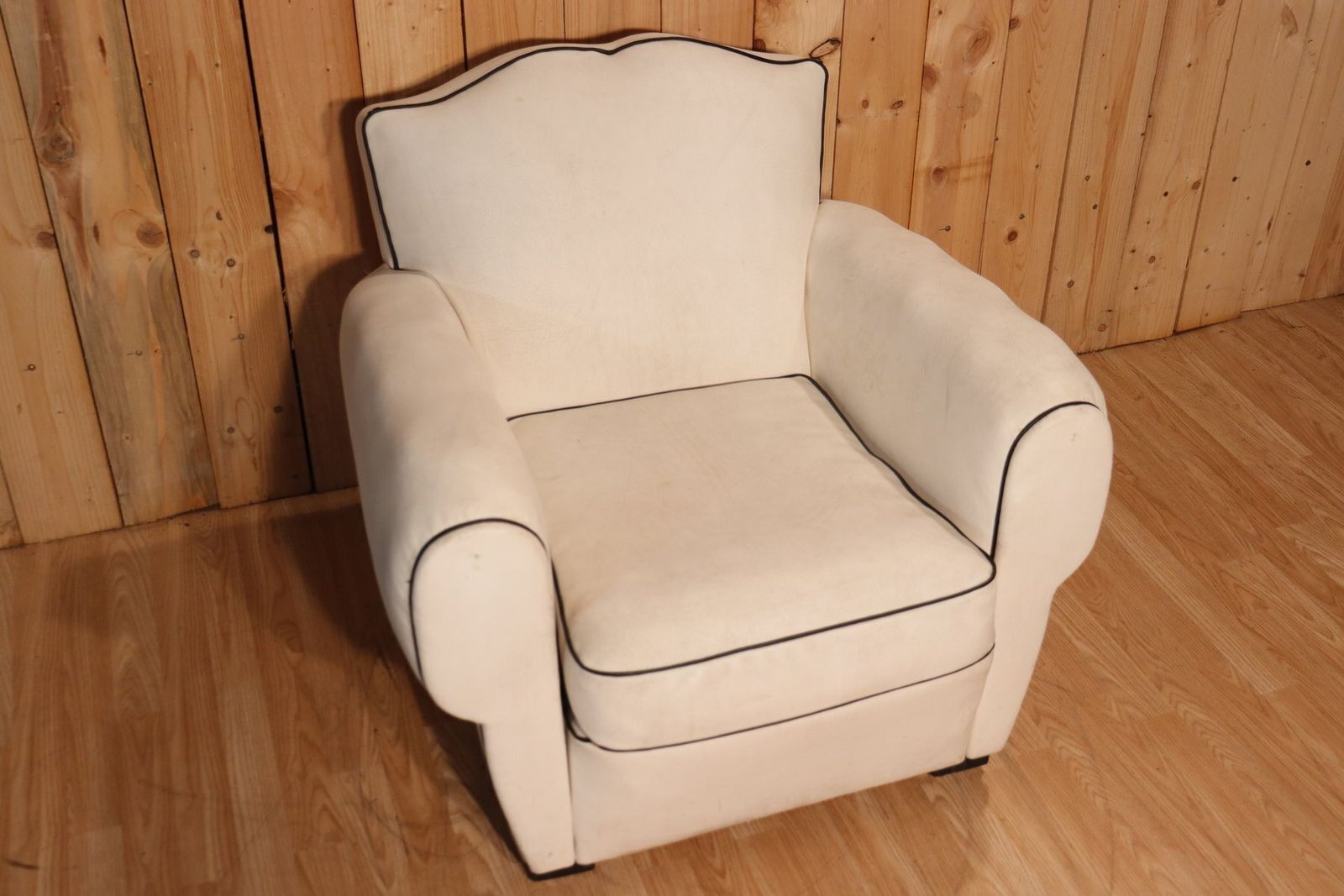 photo furniture Vintage White Leather Club Chair, 1990
