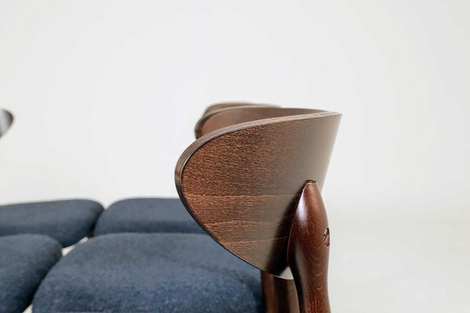 Set van 6 moderne eetkamerstoelen, blauw bouclé en donker beukenhout photo 1174.0