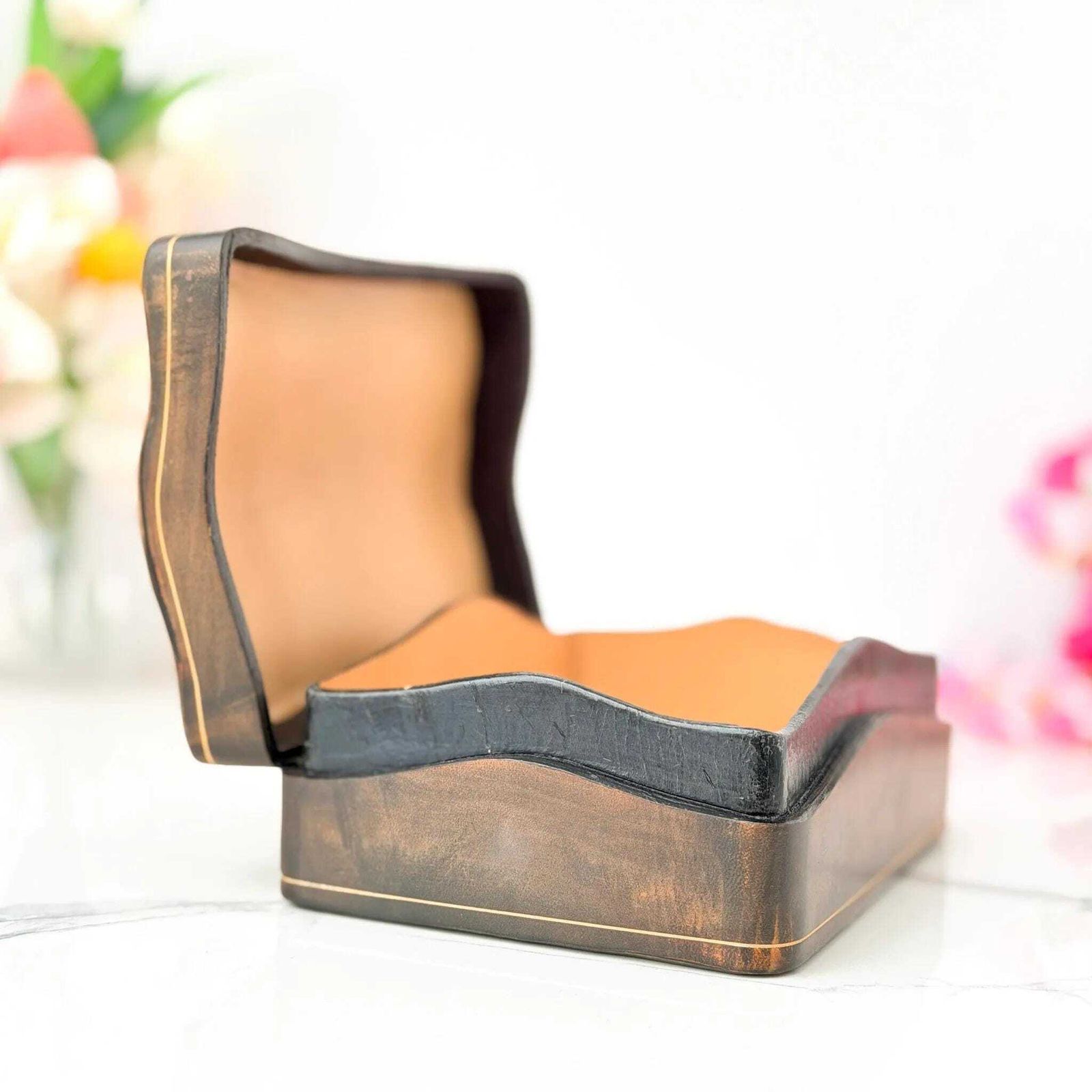 photo vintage Zeldzame Vintage Leren Doos Leather School Florence Verguld Tooling Bureauorganizer
