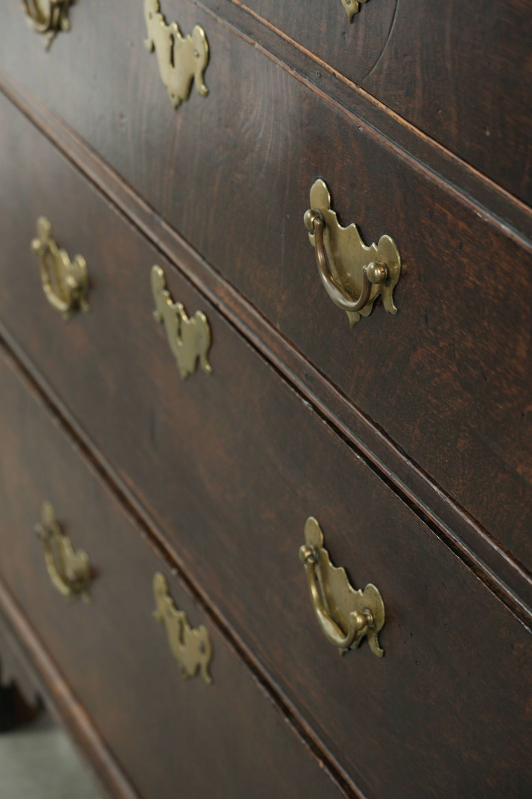 photo furniture Zeer mooi antiek Engels eiken ladekast met 5 lades uit de late 18e eeuw met sierlijke poten.