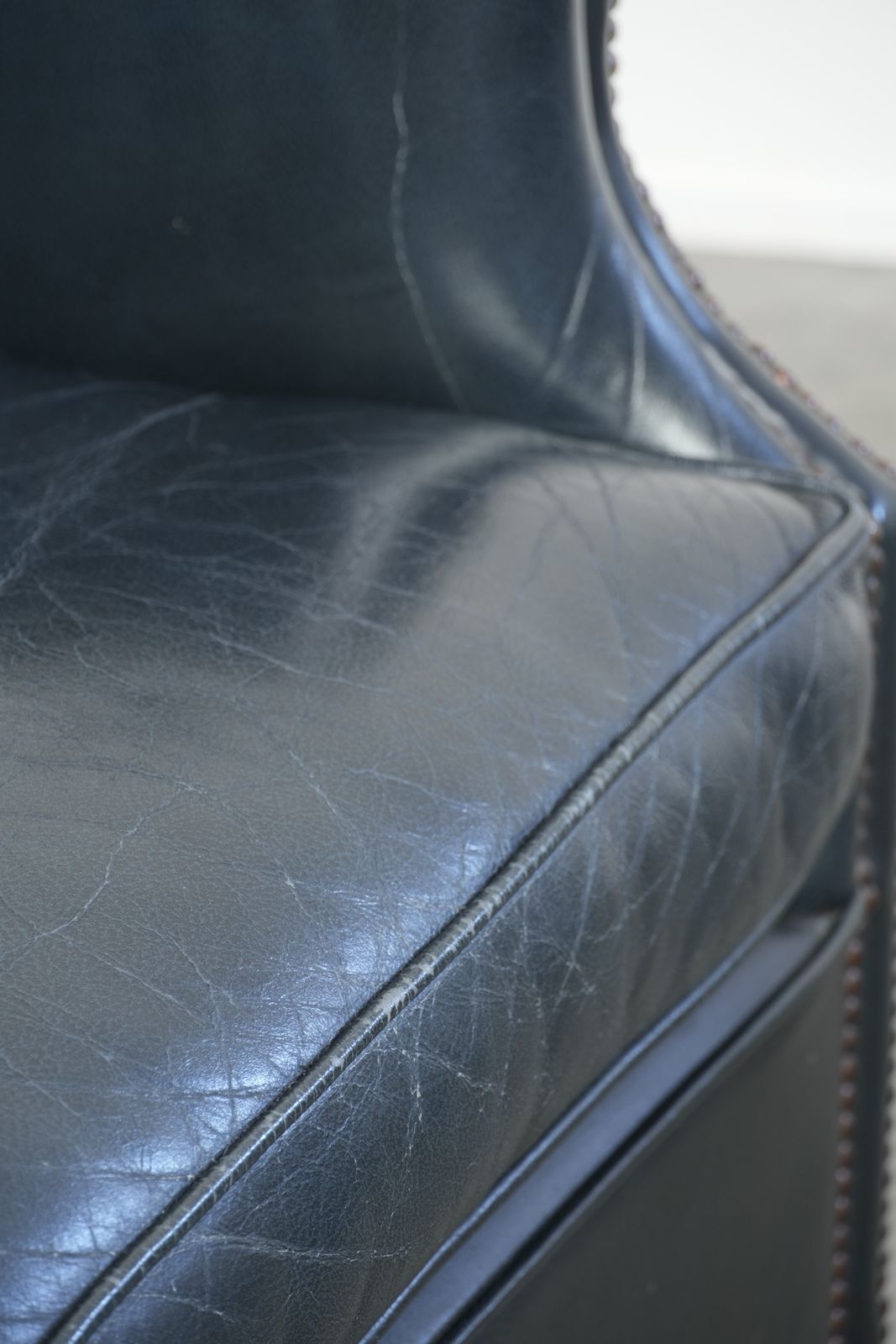 photo vinterior Set van twee donkerblauwe lederen club fauteuils met een tijdloos design