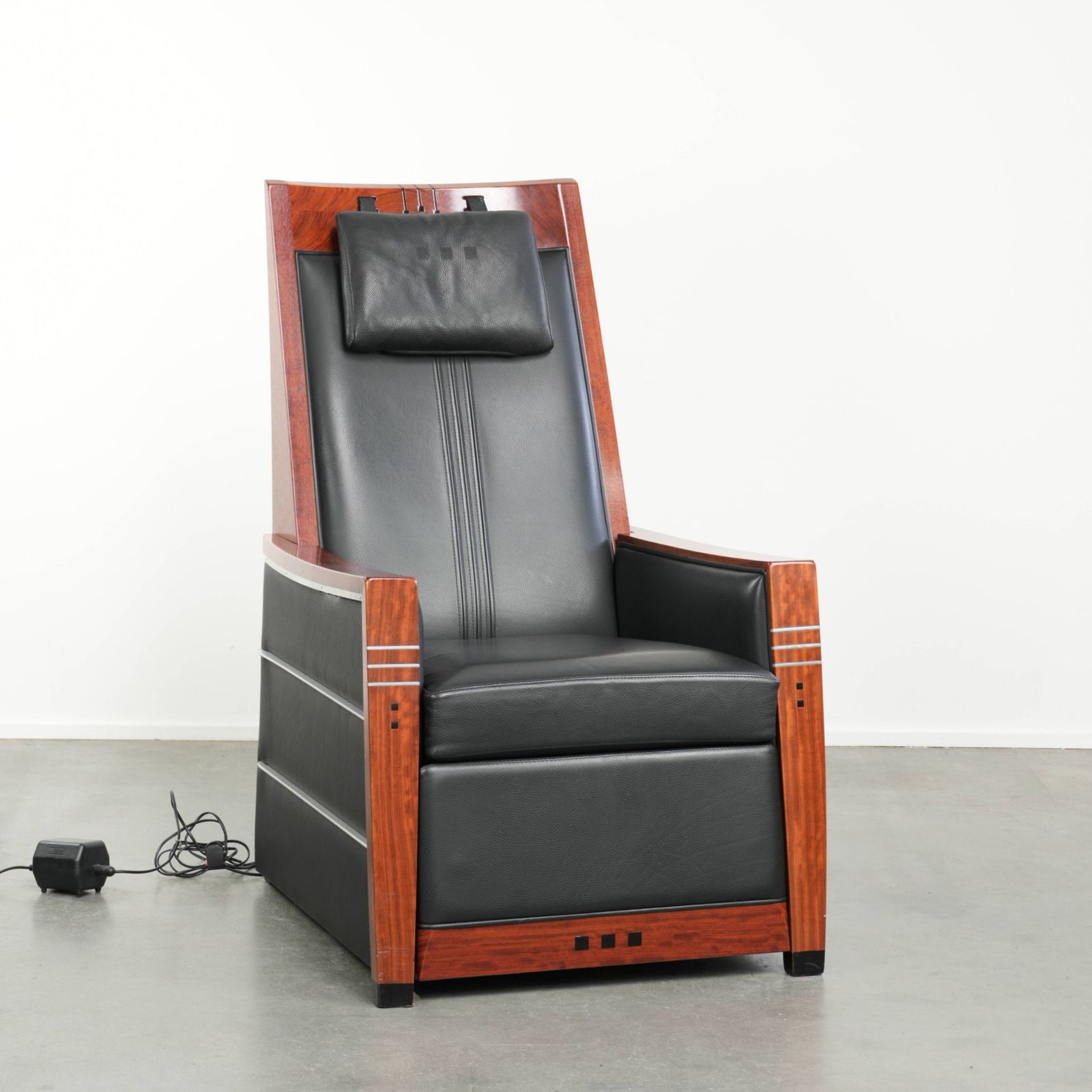 Luxury Electrically Adjustable Schuitema Art Deco Design Recliner From The Decoforma Series With Black Cow Leather
