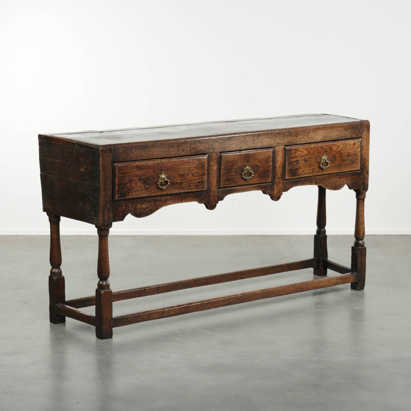 Beautiful Antique English Oak Sideboard With Three Drawers From The Late 17th/Early 18th Century With A Lovely Appearance.