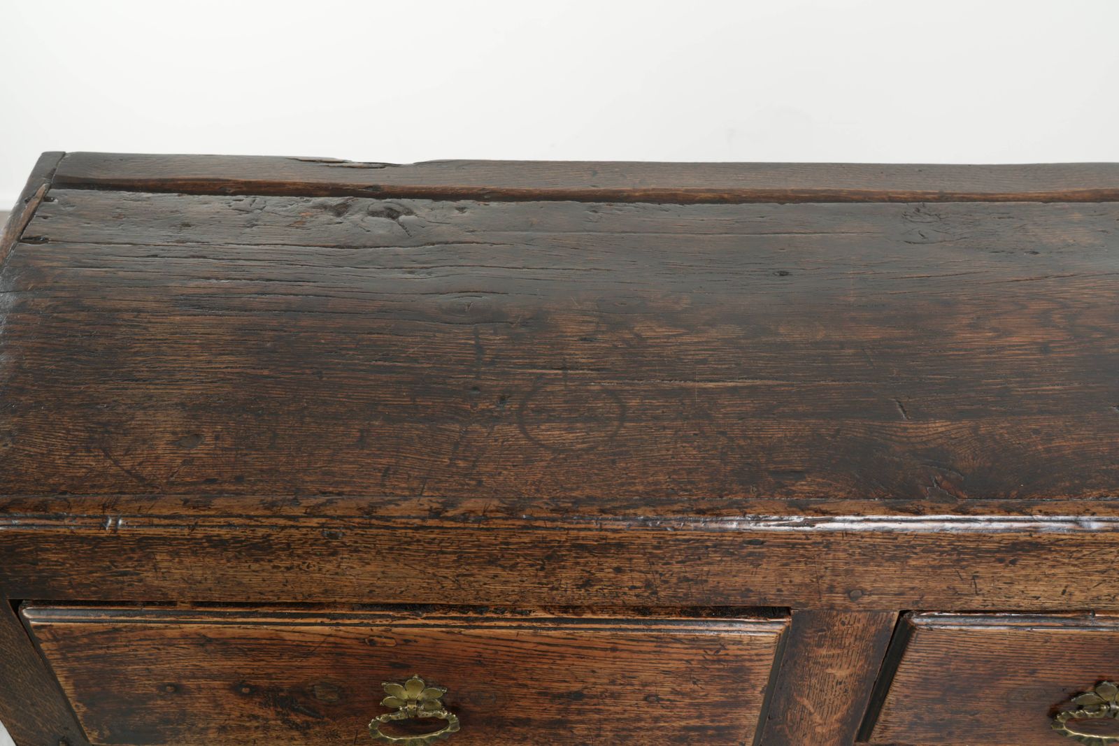 Beautiful Antique English Oak Sideboard With Three Drawers From The Late 17th/Early 18th Century With A Lovely Appearance. photo vinterior