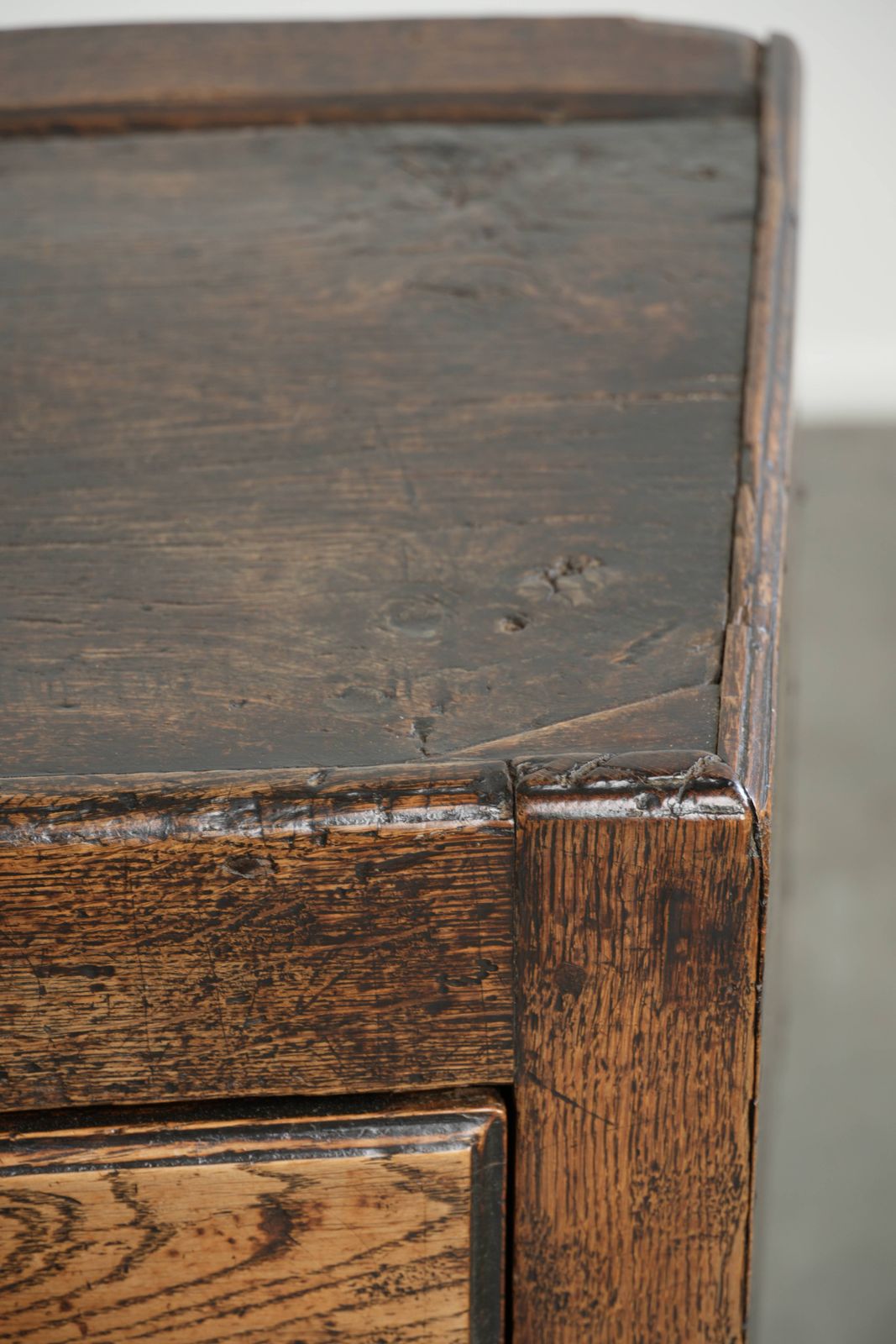photo vinterior Beautiful Antique English Oak Sideboard With Three Drawers From The Late 17th/Early 18th Century With A Lovely Appearance.