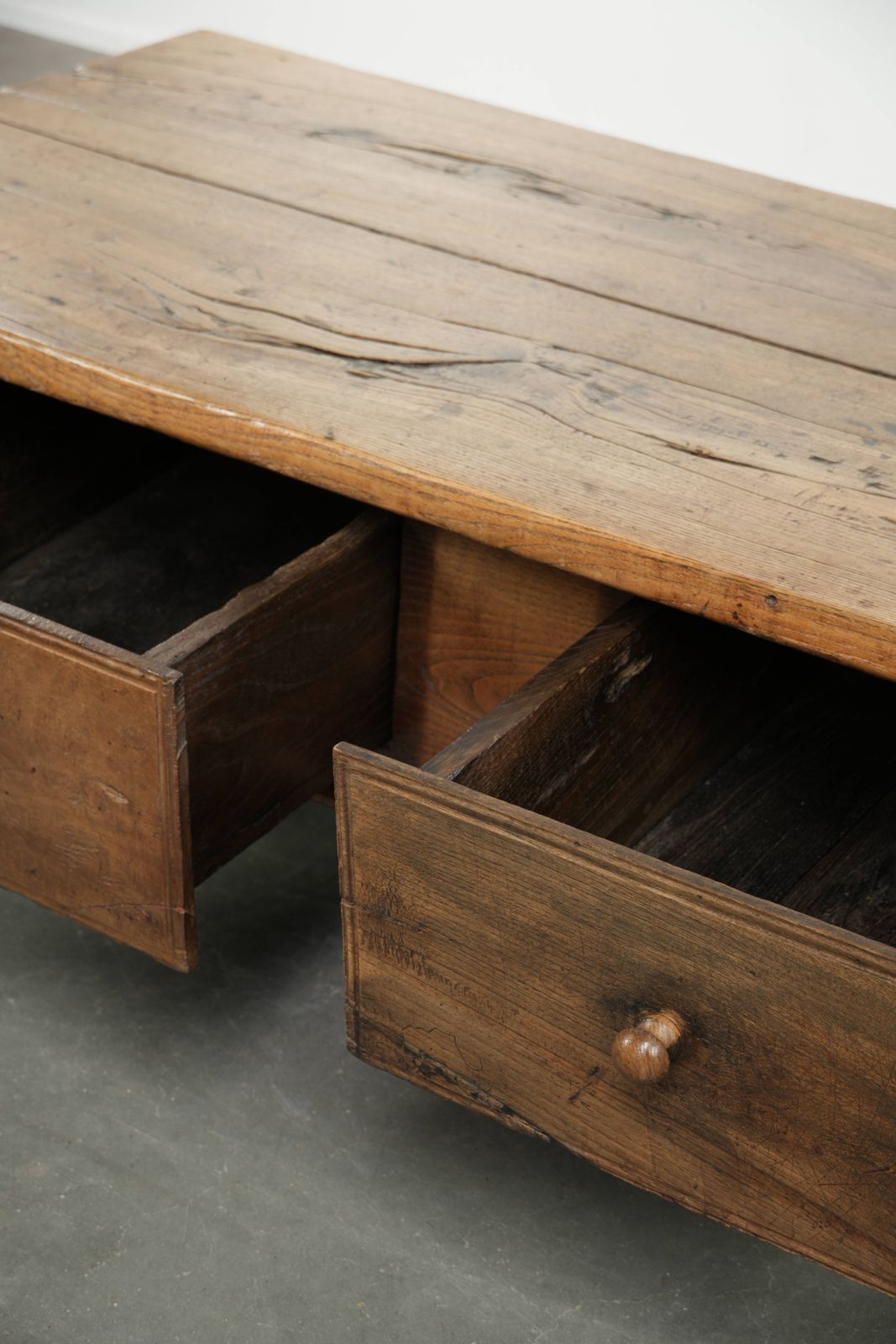 Antieke 18e Eeuwse Zuid Europese Salontafel Van Kastanjehout Met 2 Lades En Mooie Patina. photo vintage