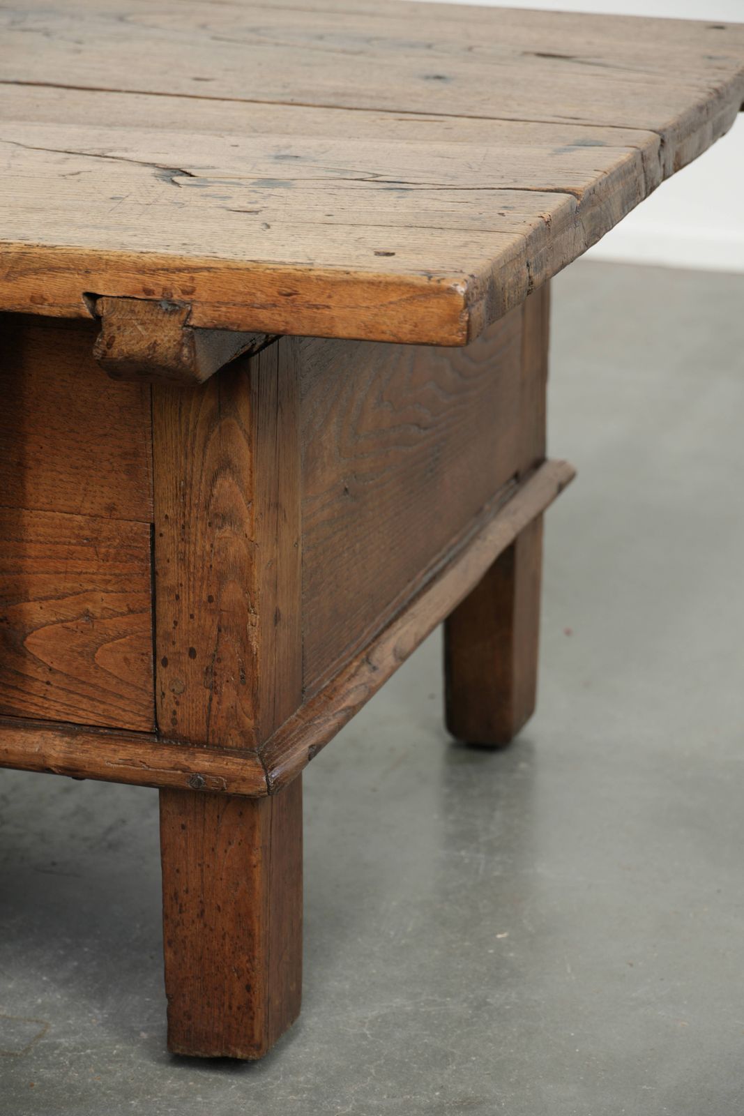 photo furniture Antique 18th Century Southern European Coffee Table Made Of Chestnut Wood, Featuring 2 Drawers With A Beautiful Patina.