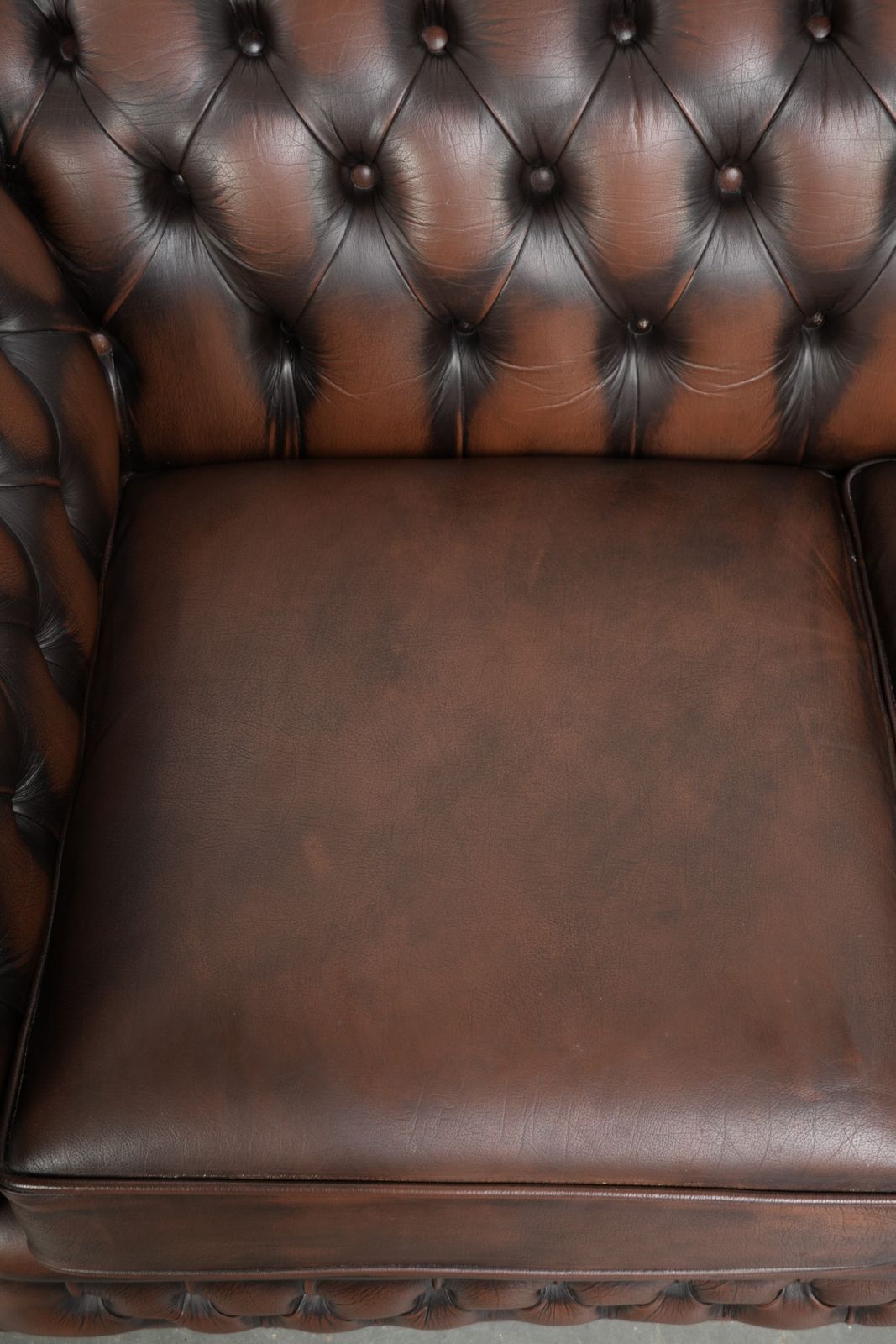Lovely English Style Cowhide Leather Chesterfield 2 Seater Sofa In A Beautiful Timeless Brown Color. photo vinterior