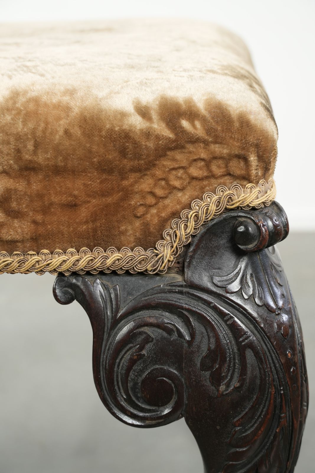 photo for sale Antieke Nederlandse Zitpoef/Ottoman uit de 18e Eeuw met Fluwelen Bekleding, Fraai Houtsnijwerk en Klauwtjesvoeten.