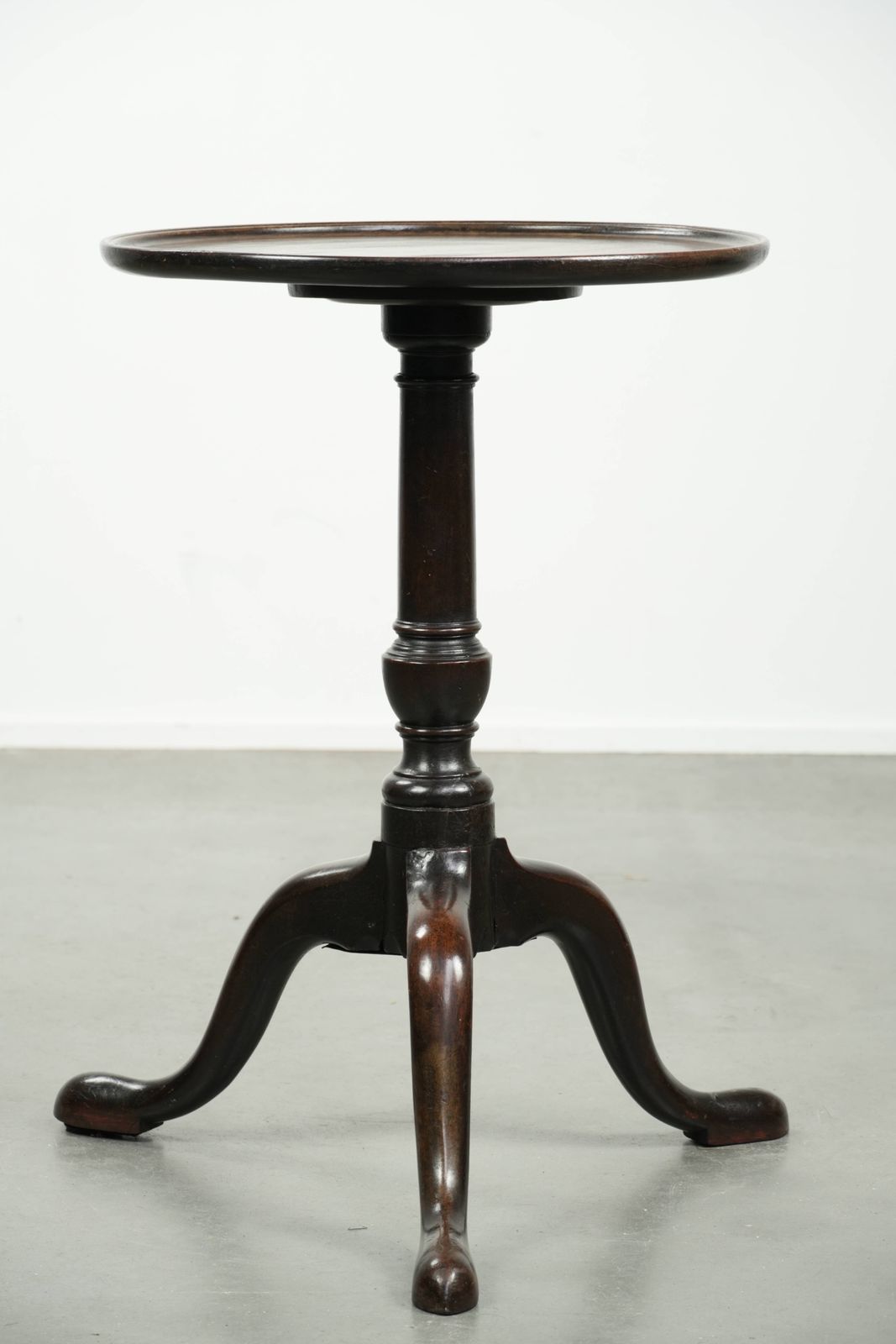 Charming Antique English Round Side/Wine Table From The Late 18th/Early 19th Century With A Beautiful Deep And Warm Patina. photo Furniture