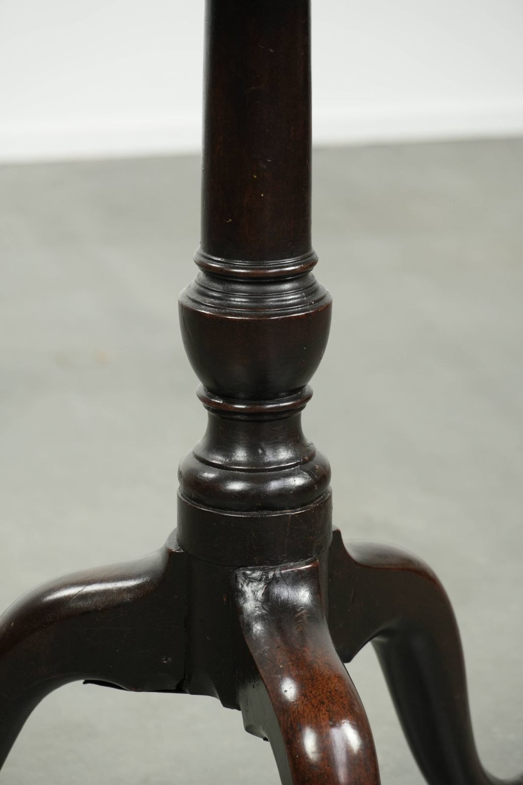 Charmante Antieke Engelse Ronde Bijzet /Wijntafel Uit Het Einde Van De 18e/Begin 19e Eeuw Met Een Mooie Diepe En Warme Patina. photo vinterior