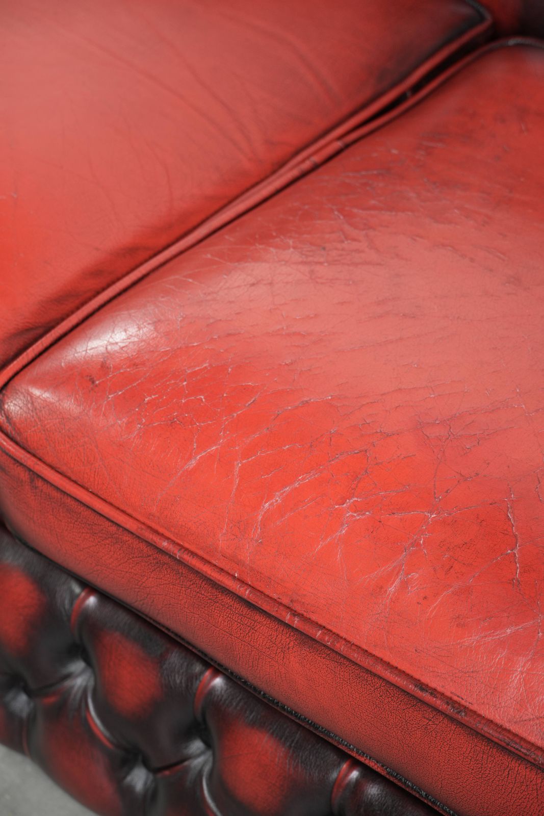1676.0 Beautiful English Chesterfield 2.5/3 Seater Sofa Made Of Cow Leather In A Luxurious Red Color. photo