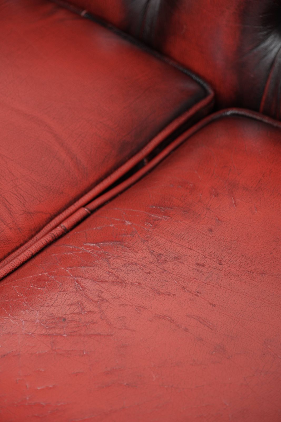 photo vinterior Beautiful English Chesterfield 2.5/3 Seater Sofa Made Of Cow Leather In A Luxurious Red Color.
