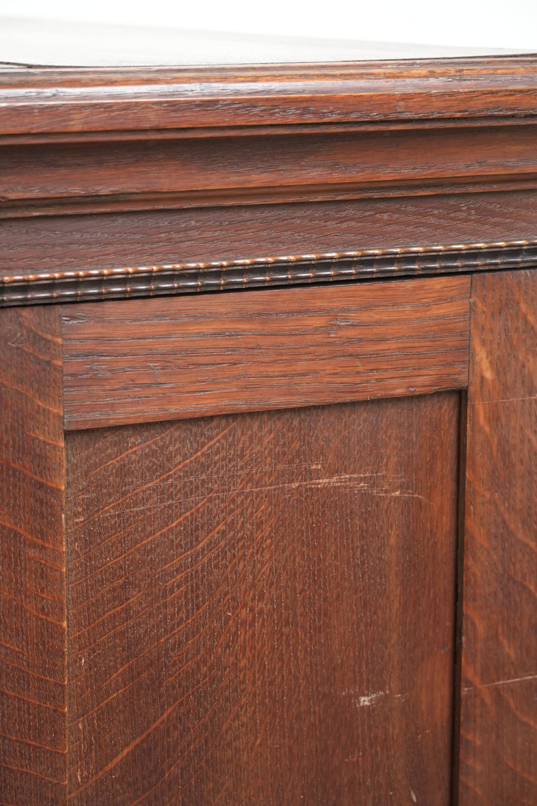 photo furniture Handige Antieke Nederlandse Eiken Boekenkast Uit Het Begin Van De 20e Eeuw Met Een Verzorgd Uiterlijk.