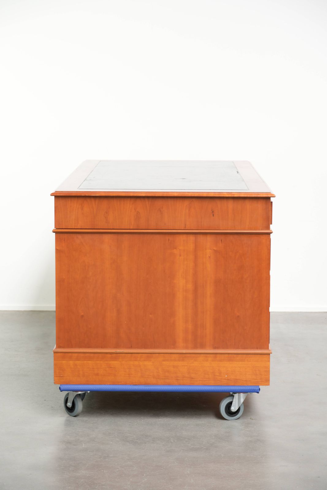 Groot klassiek houten bureau in Engelse stijl met 4 lades en blauw lederen blad photo Meubels