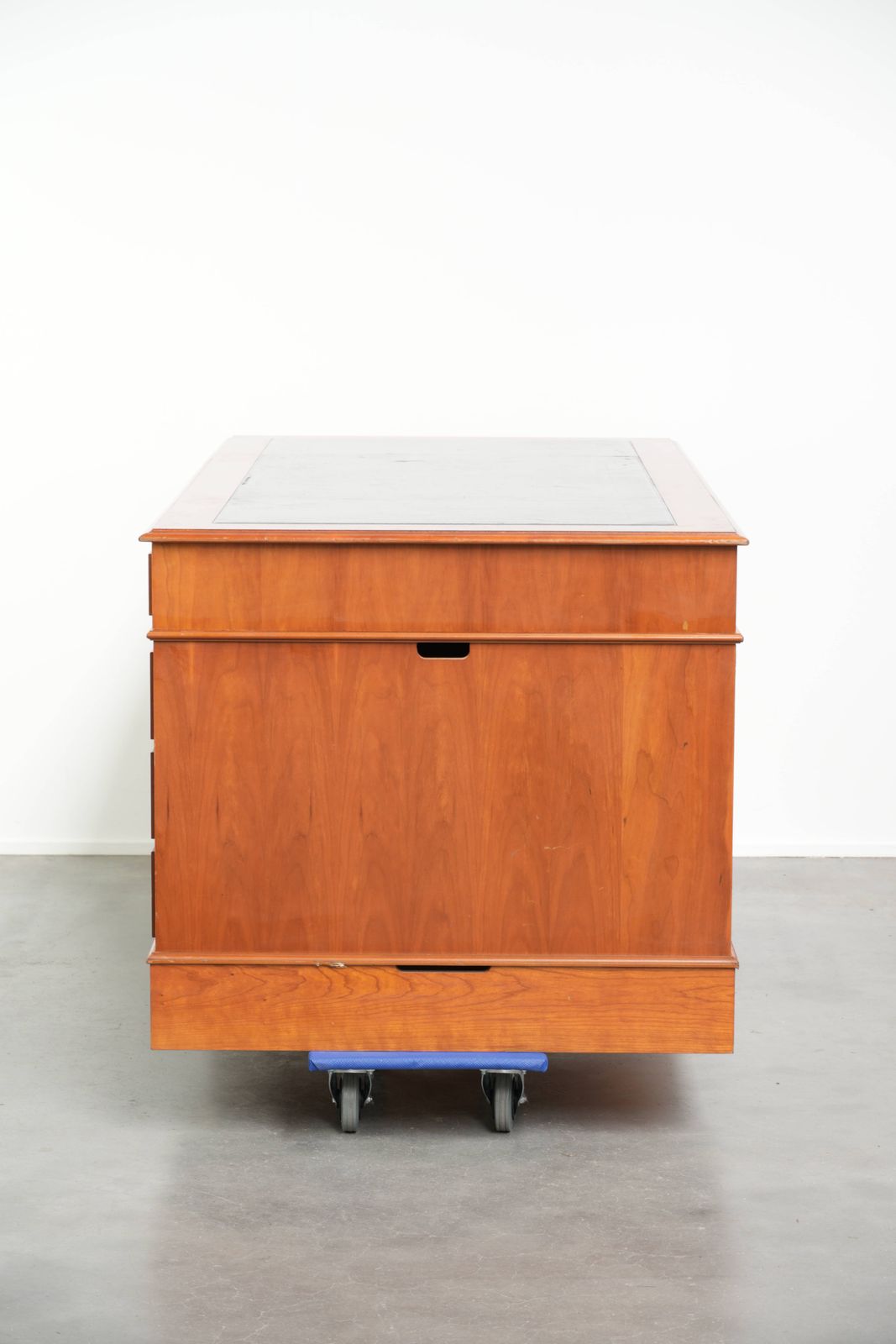 Groot klassiek houten bureau in Engelse stijl met 4 lades en blauw lederen blad photo vinterior