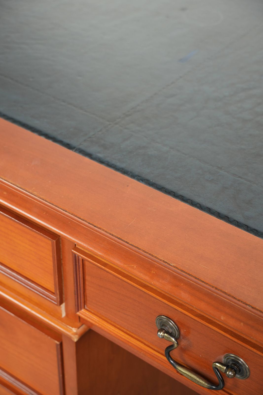 photo furniture Large Classic English Style Wooden Desk With 4 Drawers And A Blue Leather Top