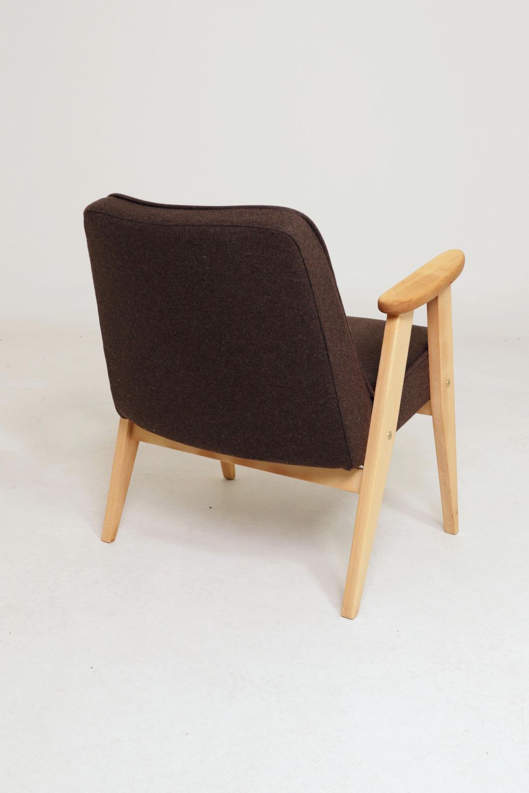 Lounge Chair Retro Stijl Cacao Wollen Bekleding Naturel Beukenhout photo Meubels