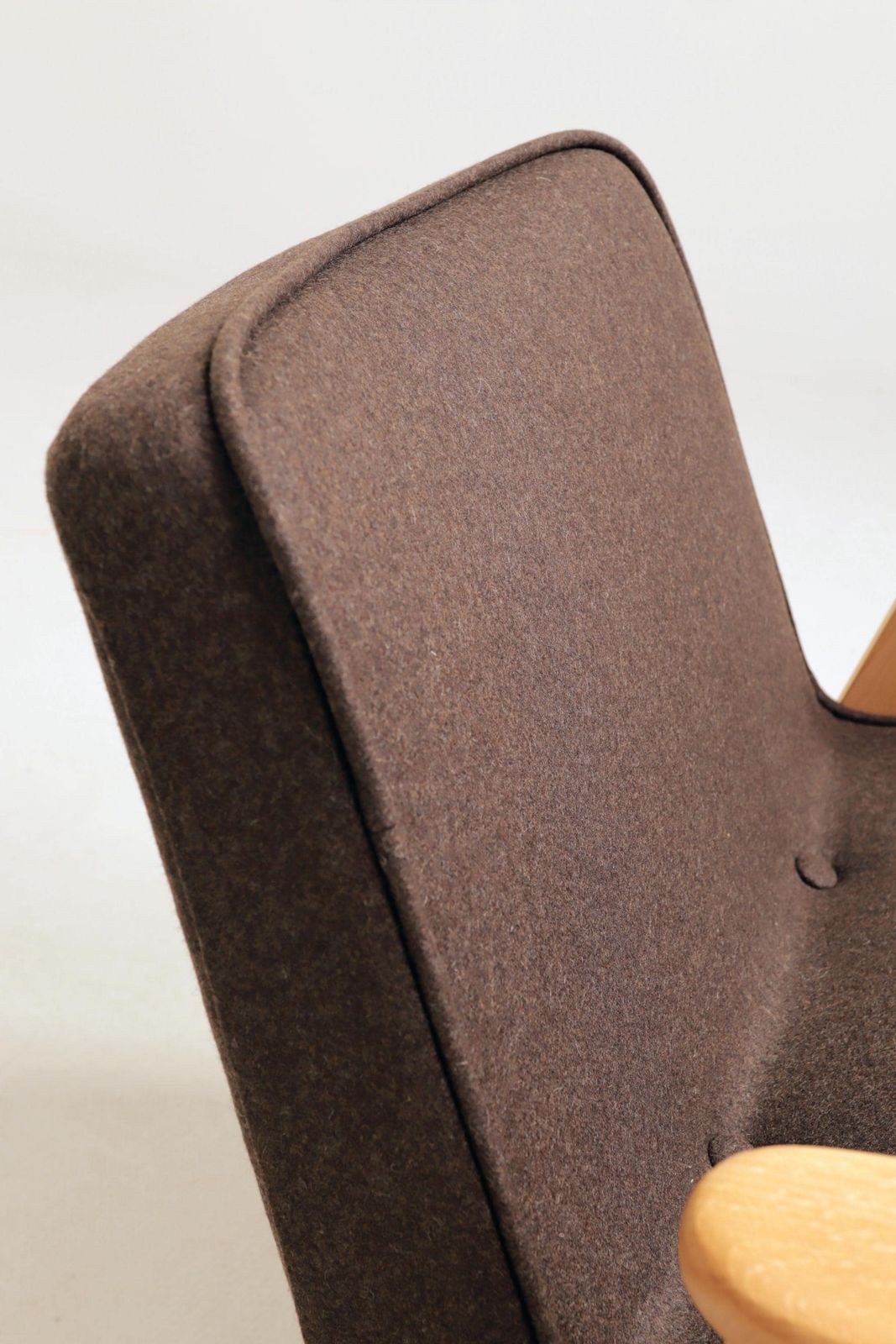Lounge Chair Retro Stijl Cacao Wollen Bekleding Naturel Beukenhout photo vintage