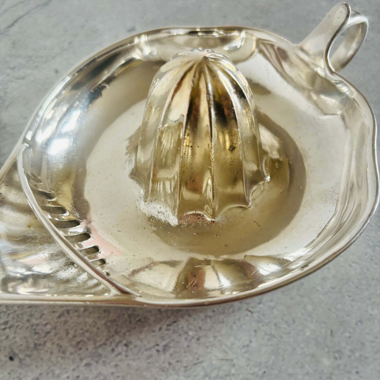 photo vintage Antiek zilveren citruspers kan