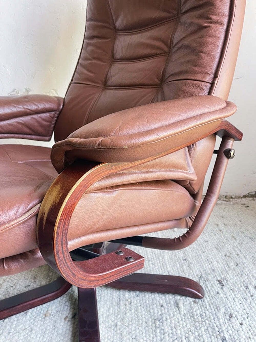 649.0 Scandinavische Bruinleren Relaxfauteuil Met Ottoman, Ca. 1990 photo