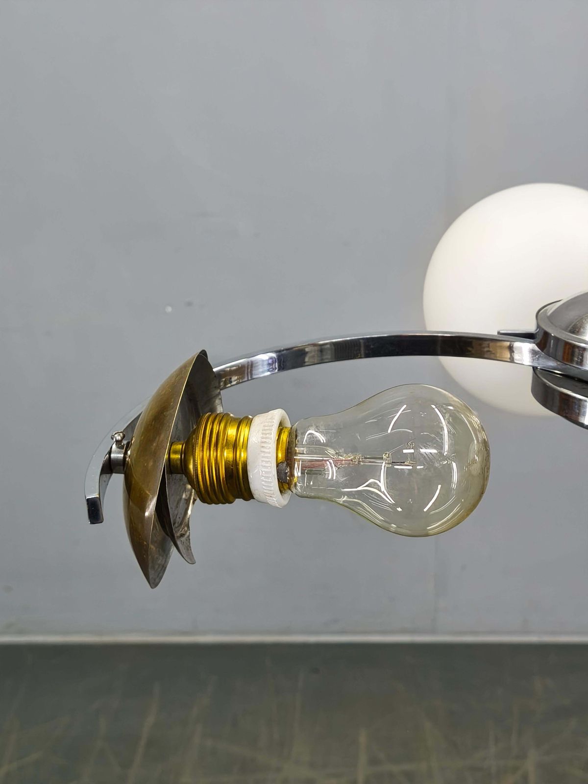 Verlichting Tsjechische art deco kroonluchter in chroom en opaalwit glas, jaren 1930 photo
