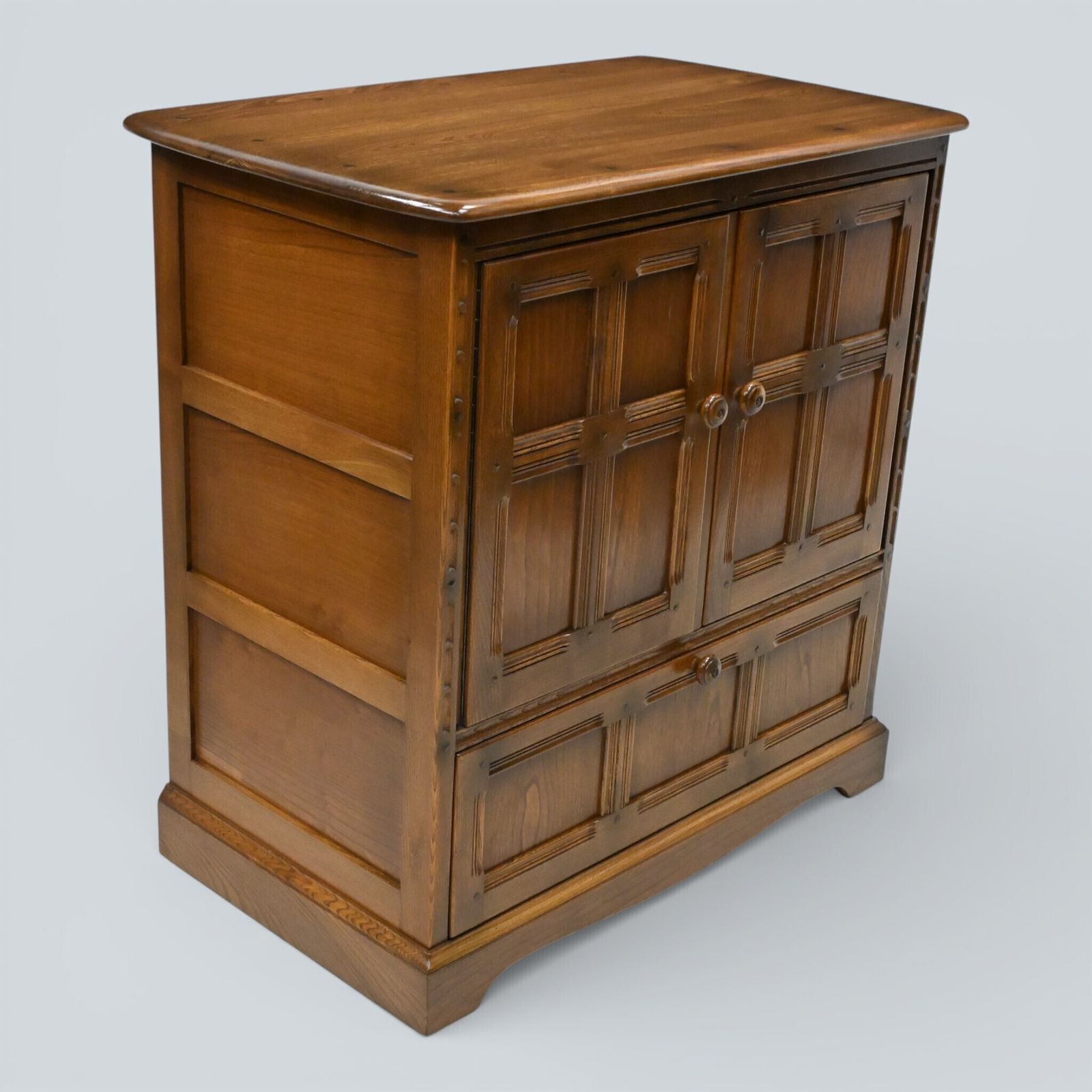 photo furniture Ercol Mural Tv Video Cabinet Golden Dawn Hideaway Doors Model 839 Free Delivery