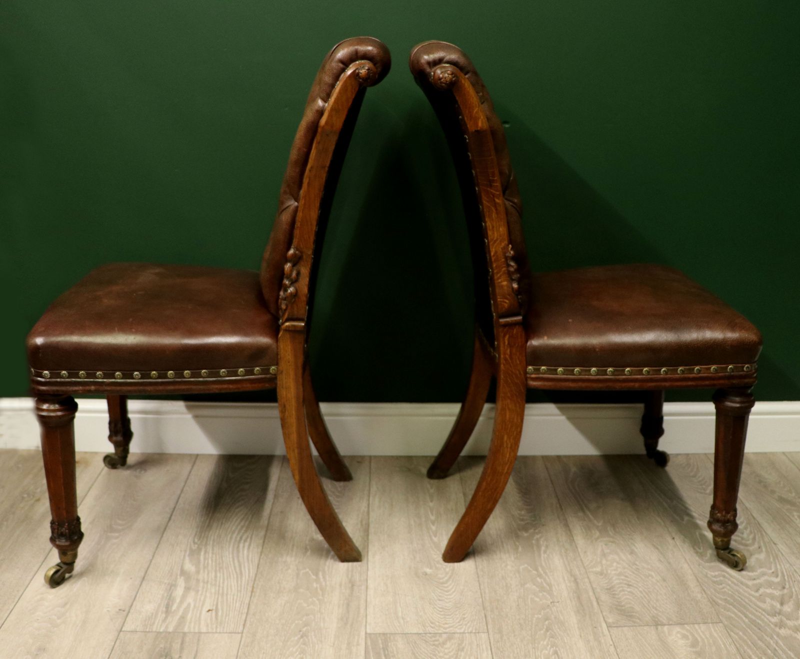 An Absolutely Lovely Pair Of Oak Framed & Leather Side Chairs In Excellent Condition. photo Furniture