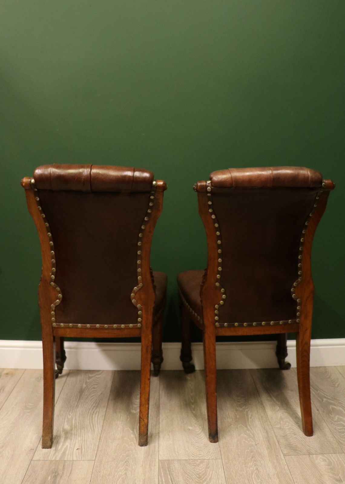 An Absolutely Lovely Pair Of Oak Framed & Leather Side Chairs In Excellent Condition. photo buy