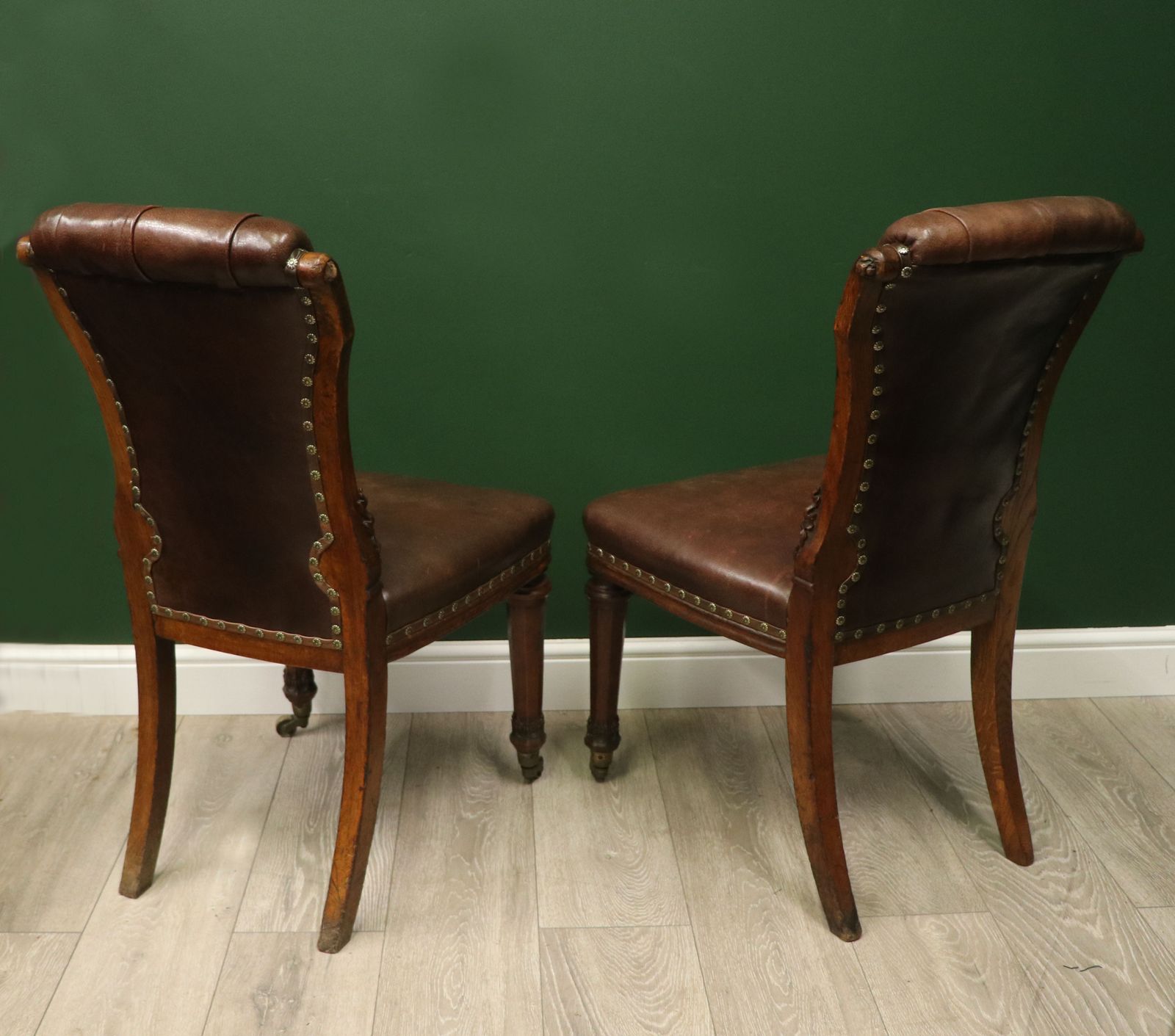 photo furniture An Absolutely Lovely Pair Of Oak Framed & Leather Side Chairs In Excellent Condition.