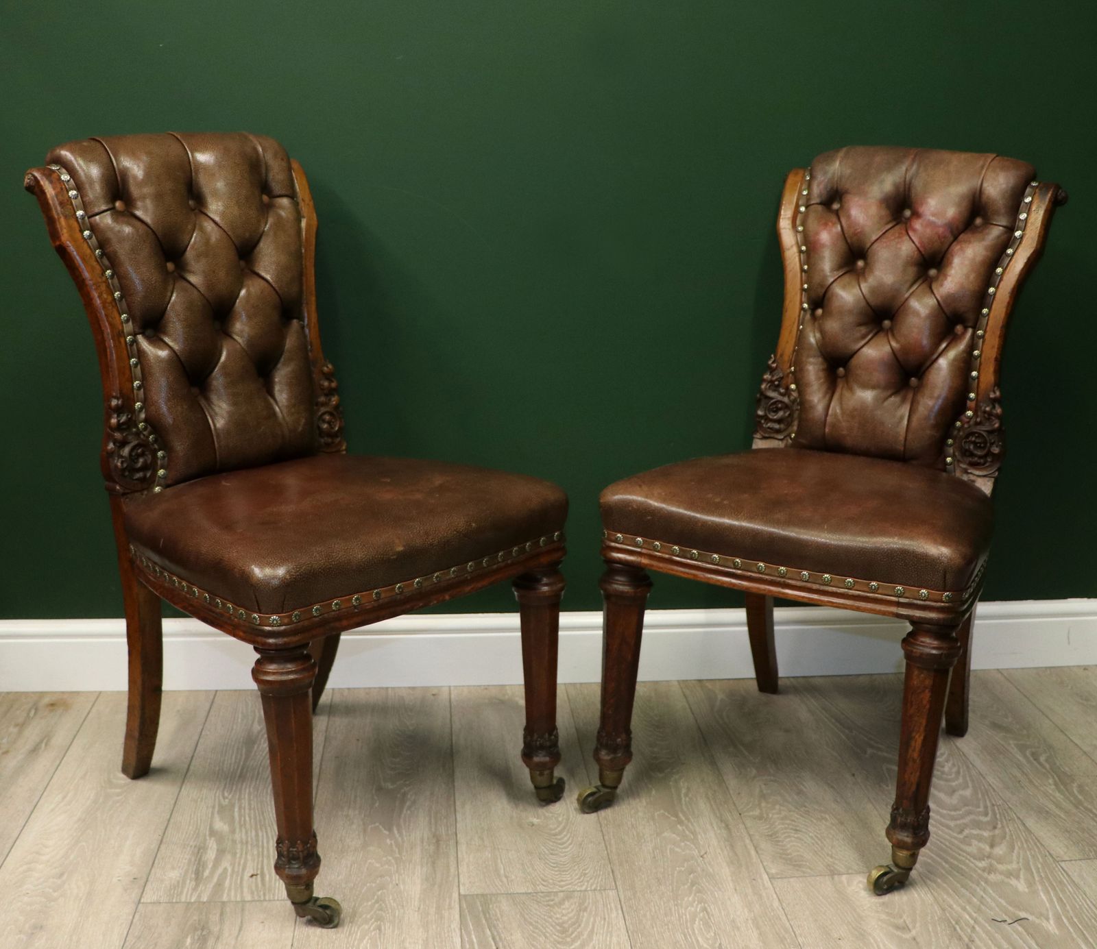 Furniture An Absolutely Lovely Pair Of Oak Framed & Leather Side Chairs In Excellent Condition. photo