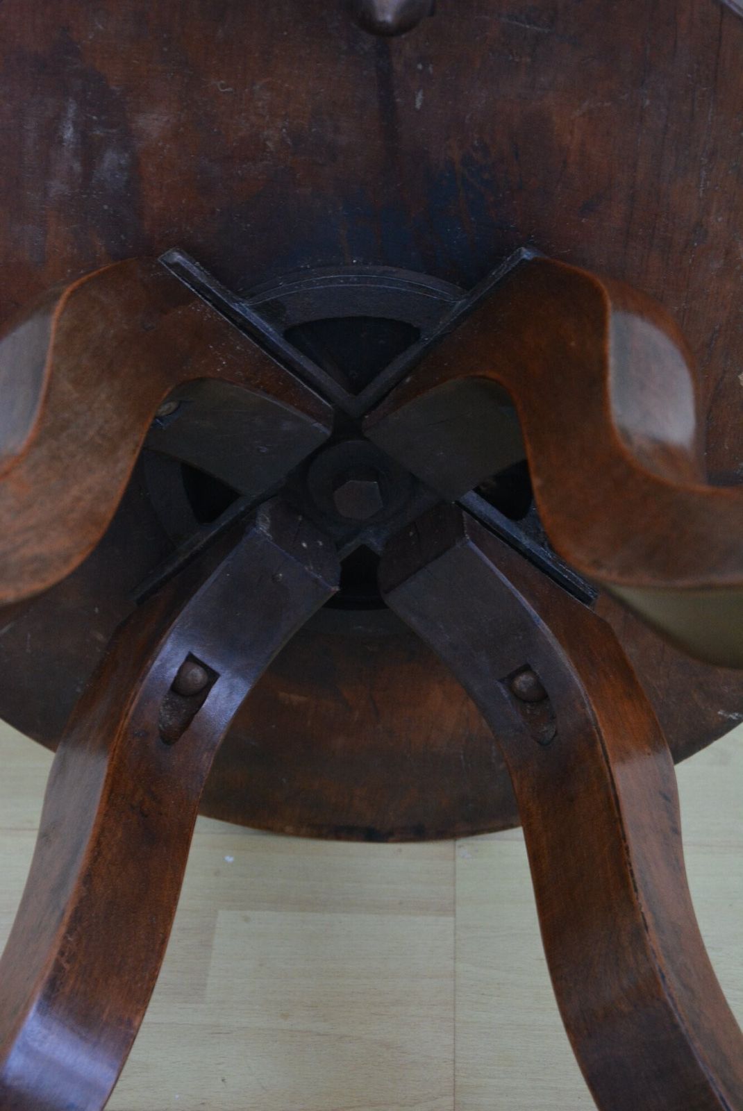 Furniture Aesthetic Movement Walnut Swivelling Office Chair In Good Condition photo