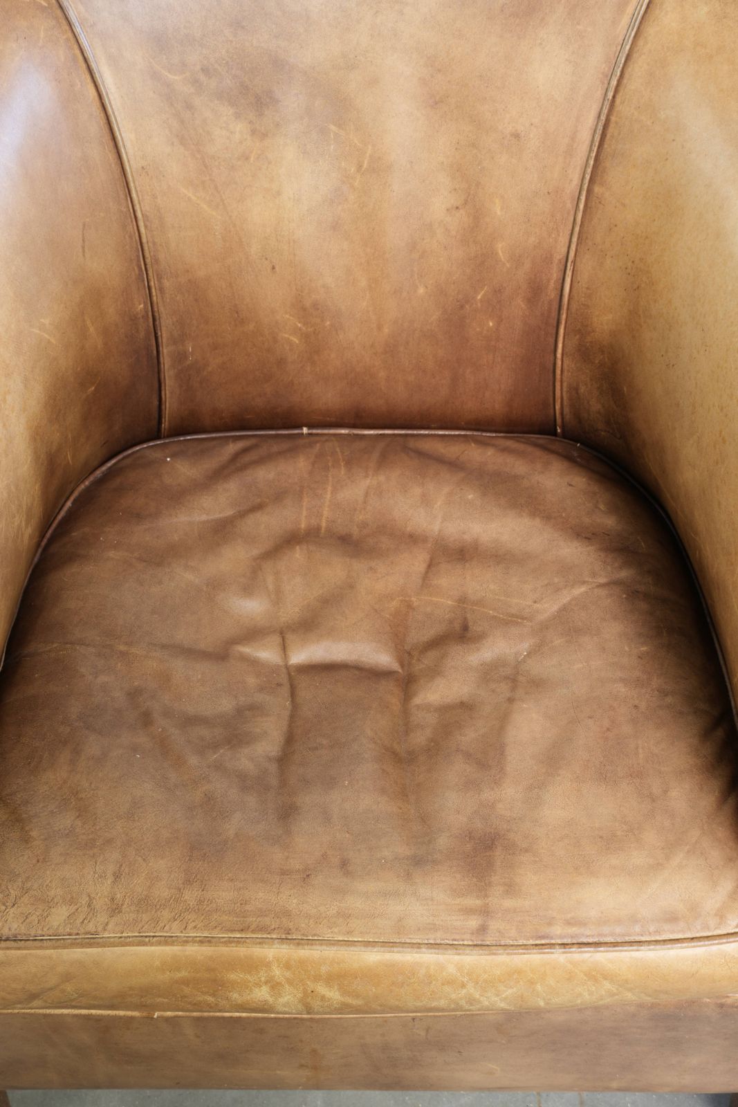 Karaktervolle Vintage Engelse Stijl Clubfauteuil In Koeienhuid Leer Met Een Mooi Licht Kleurenschema photo vinterior