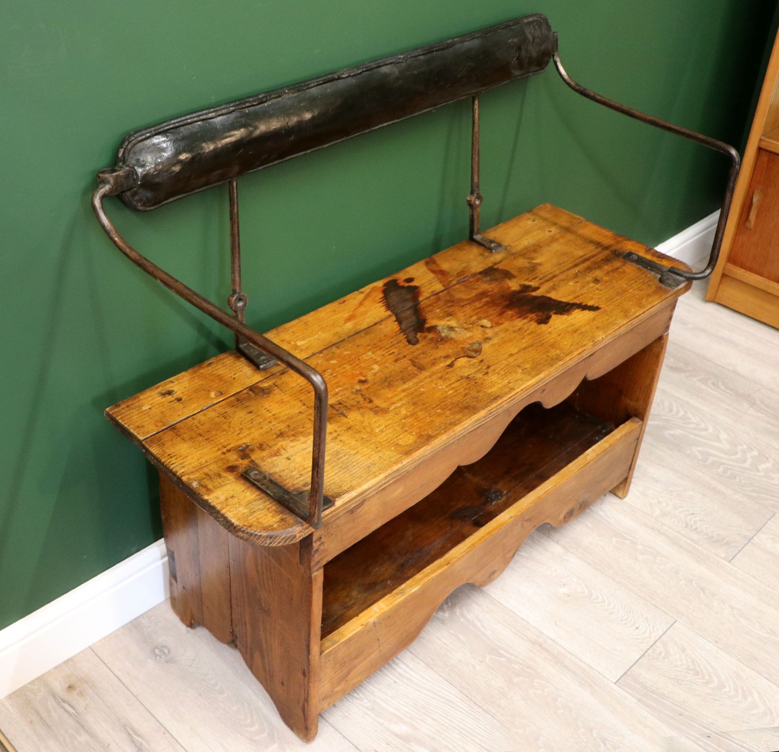 A Great Hall Seat With A Novel Twist! photo Furniture