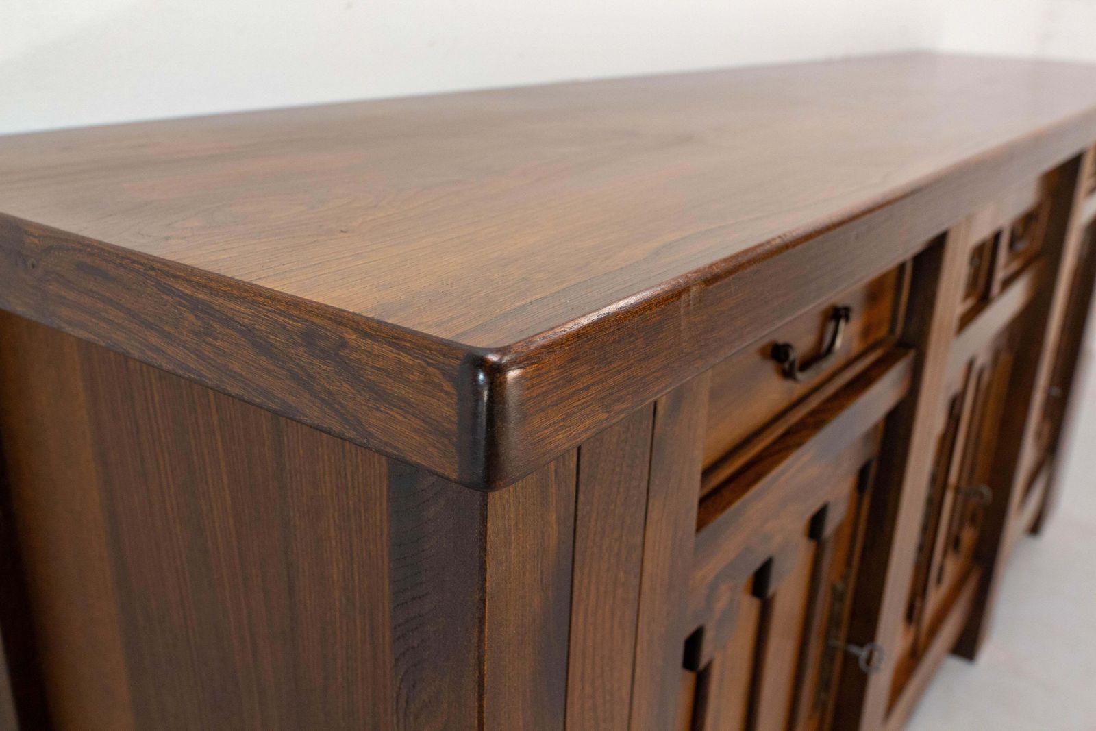 photo furniture Frans grote iepen buffetkast, vier deuren en vier lades, neo-gotische stijl, ca. 1980