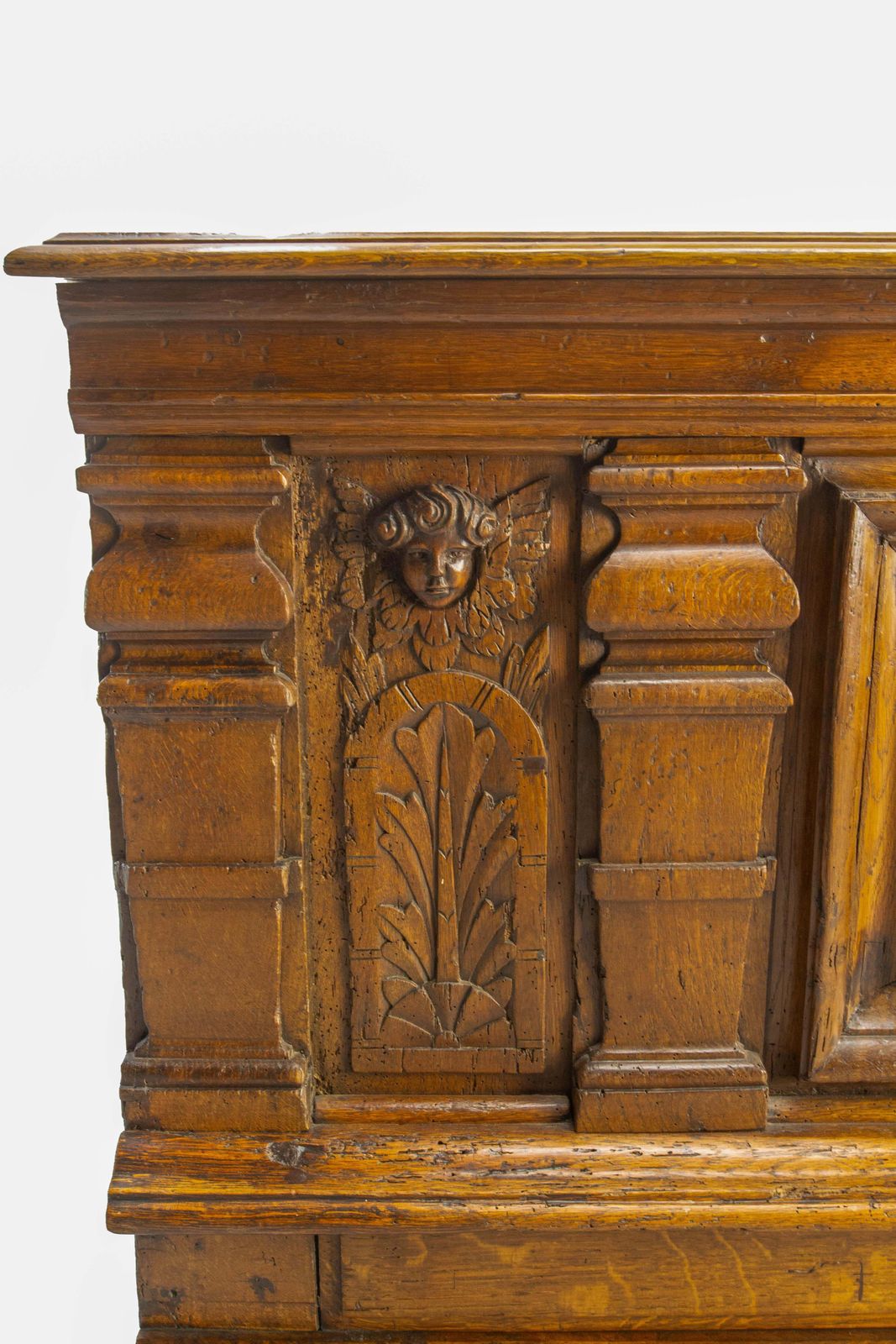 3287.0 Bureau en chêne sculpté d'époque Louis XIII, façade aux putti, XIXe siècle, vers le XVIIe siècle photo