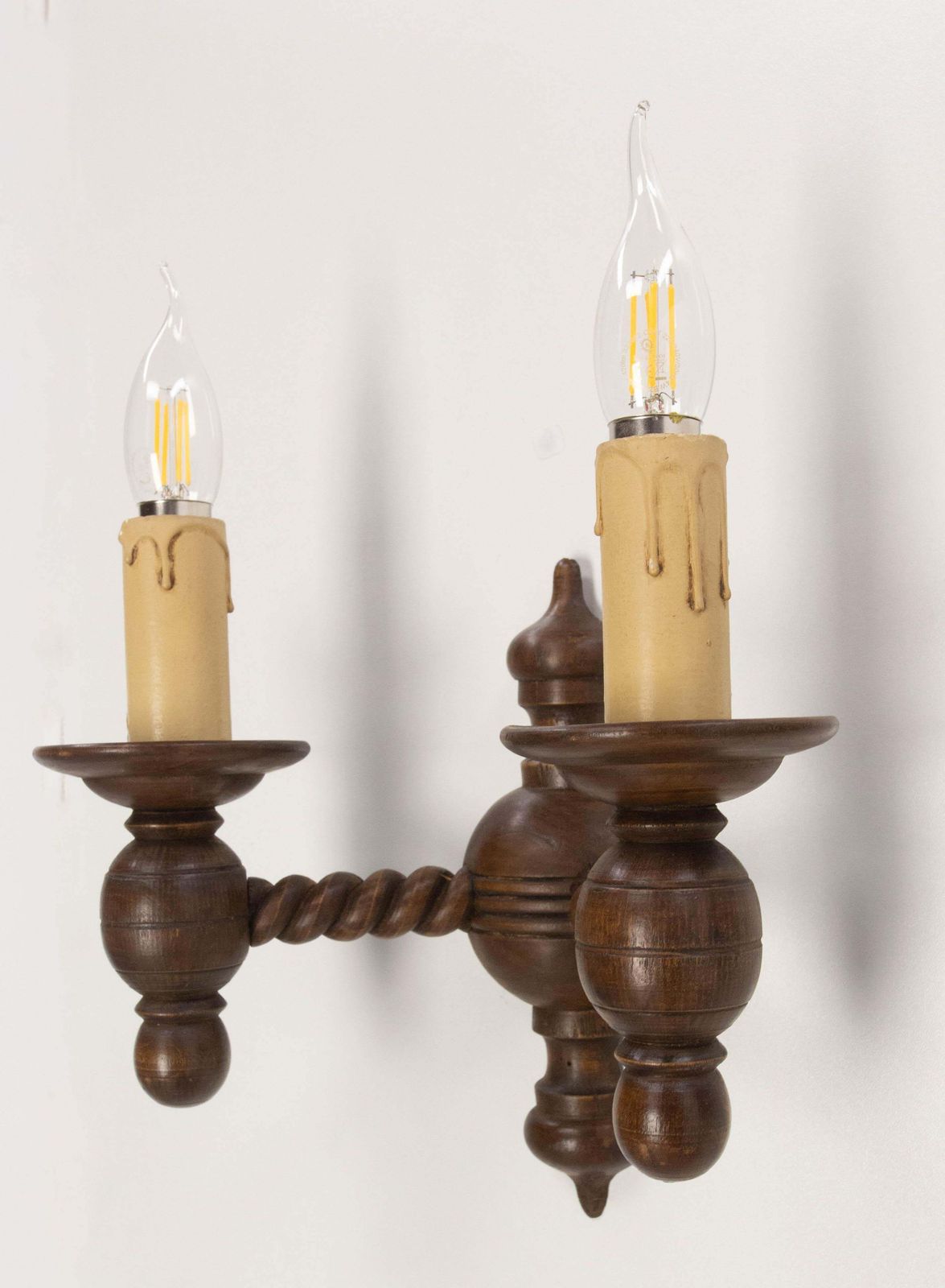 Paar gedraaide houten dubbele wandlampen in Spaanse stijl, beuken, ca. jaren 1940, Frankrijk photo buy