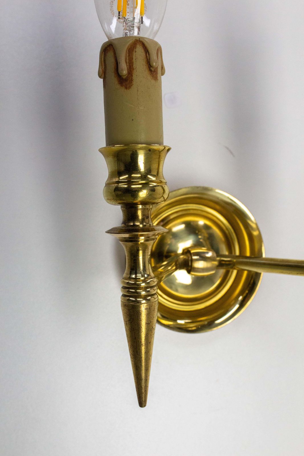 Frans paar dubbele wandkandelaars in messing, Louis XVI of neoklassieke stijl, ca. 1960 photo vinterior