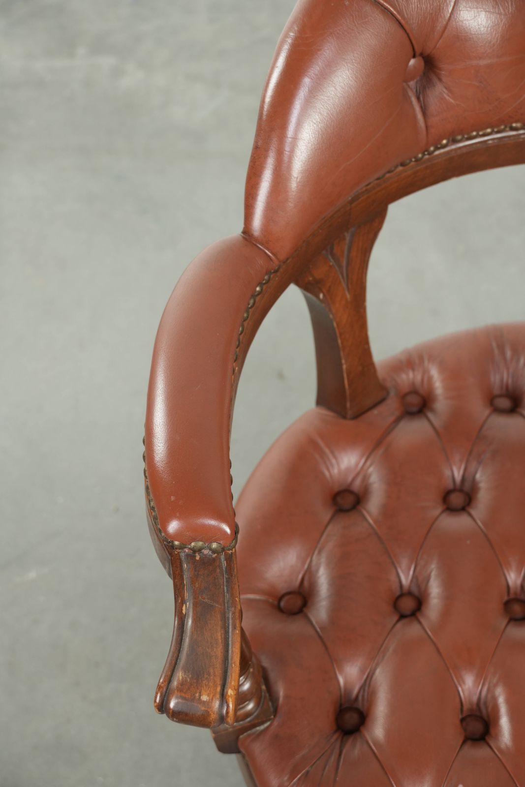 Draaibare Chesterfield Bureaustoel In Engelse Stijl, Bekleed Met Koeienhuid In Bruin photo buy