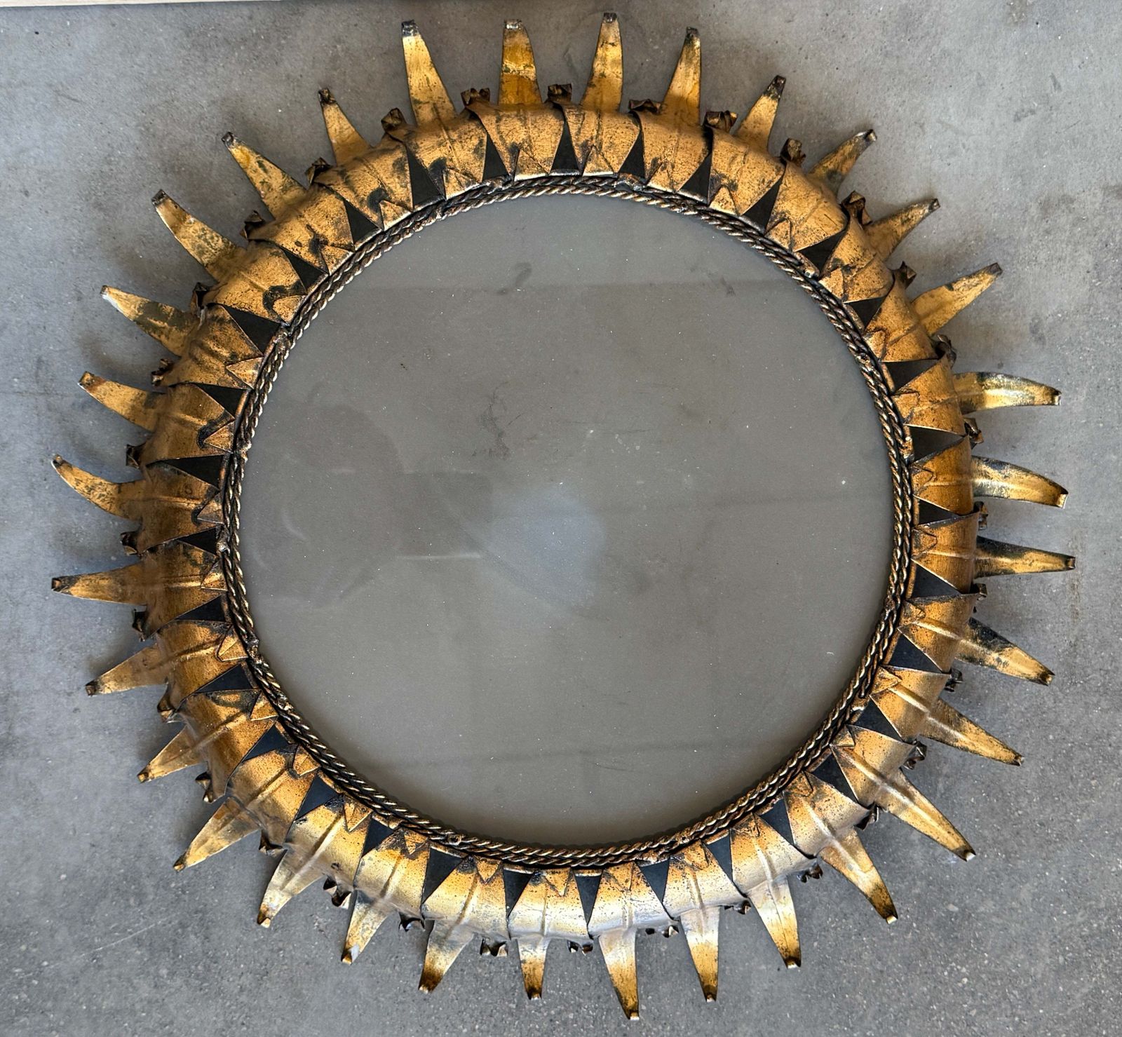 Applique soleil espagnole en fer doré, cadre à double rang de feuilles (ou miroir