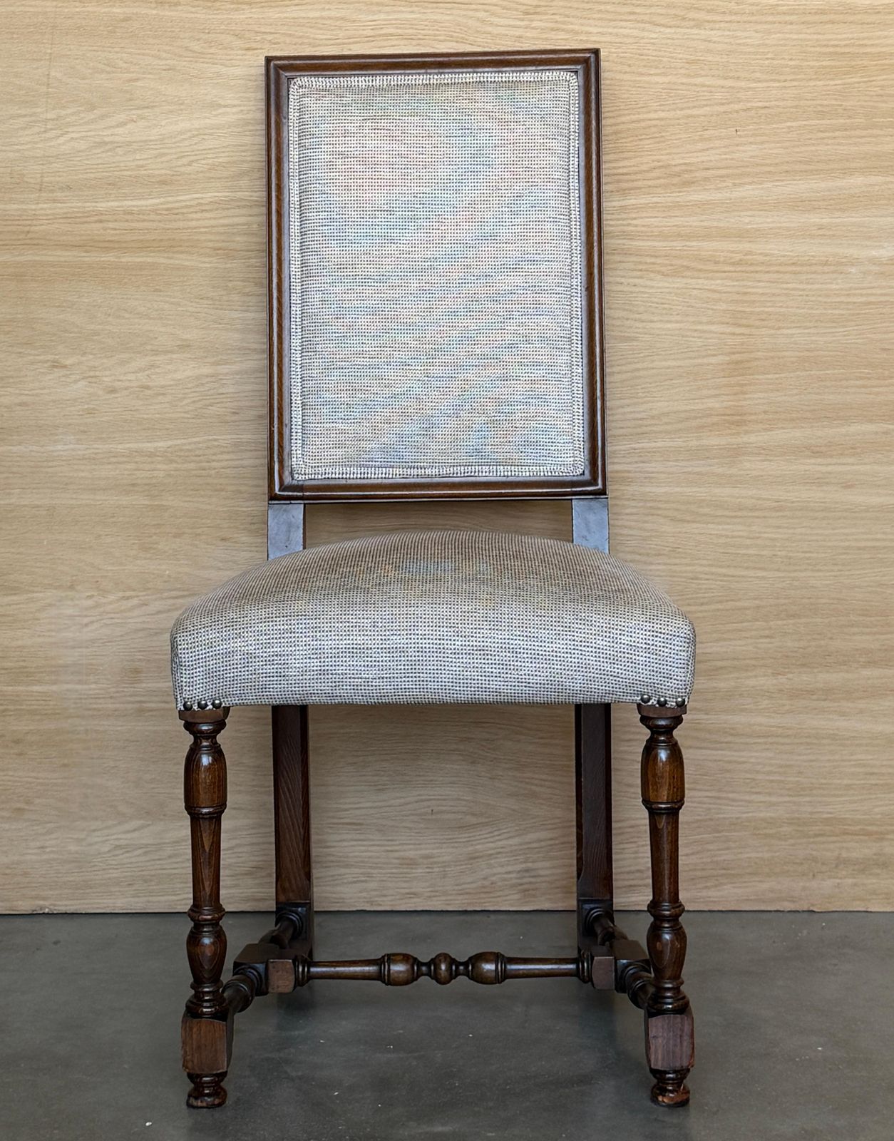 Chaise en bois avec assise et dossier rembourrés photo furniture
