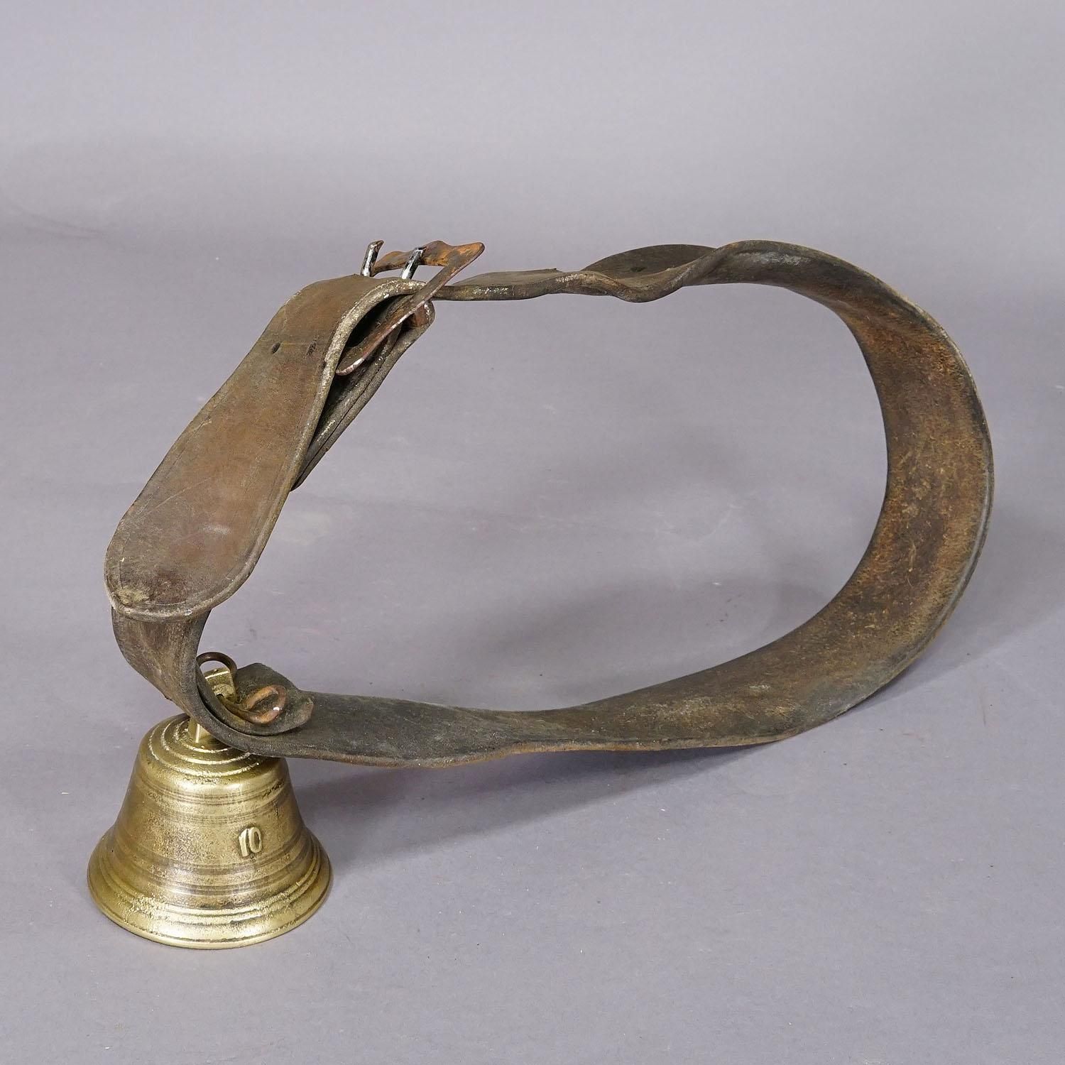 Antiek gegoten bronzen koebel, gemaakt in Zwitserland, ca. 1900 photo for sale