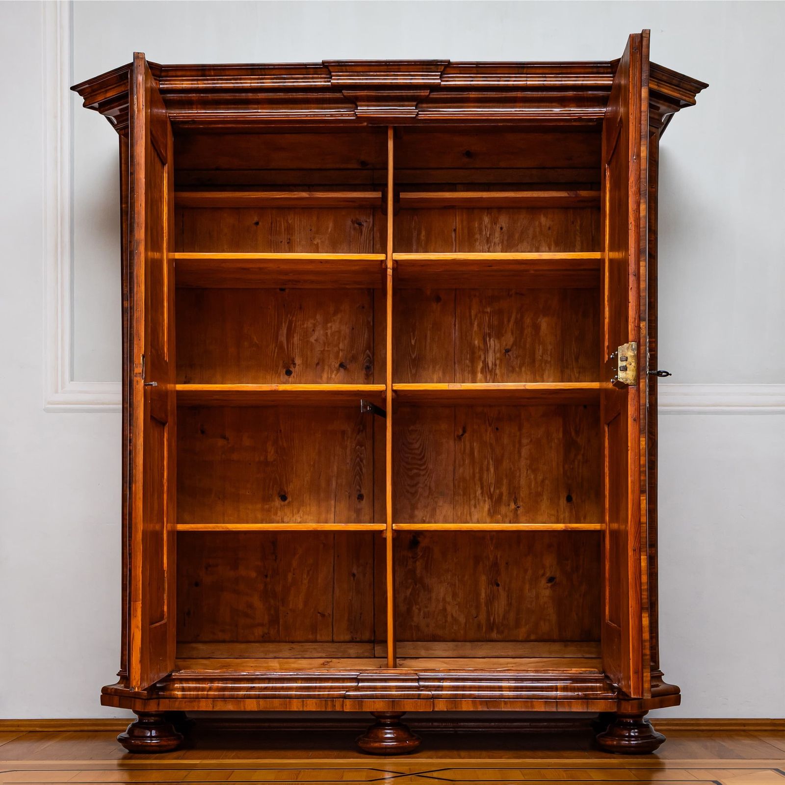 Barokke Serpentine Kledingkast, Eerste Helft 18e Eeuw photo furniture